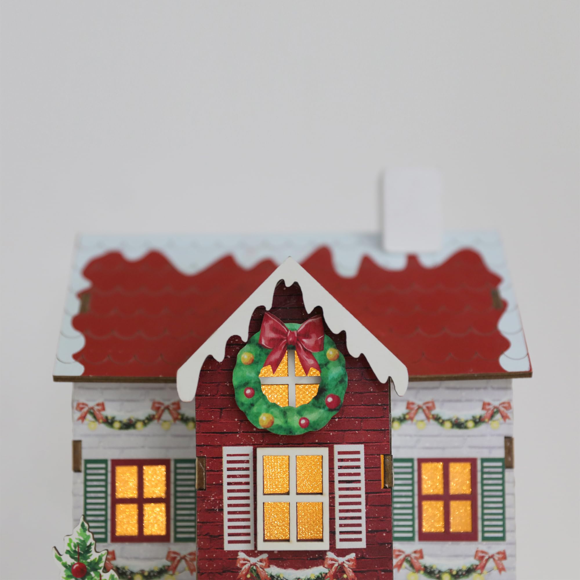 PE Maison de Noël Lumineuse Bois LED, 23.5cm Décoration Cheminée Ambiance, Fonctionne à Piles Figurine Village Hivernal, Cadeau de Noël (Piles Non Fournies).