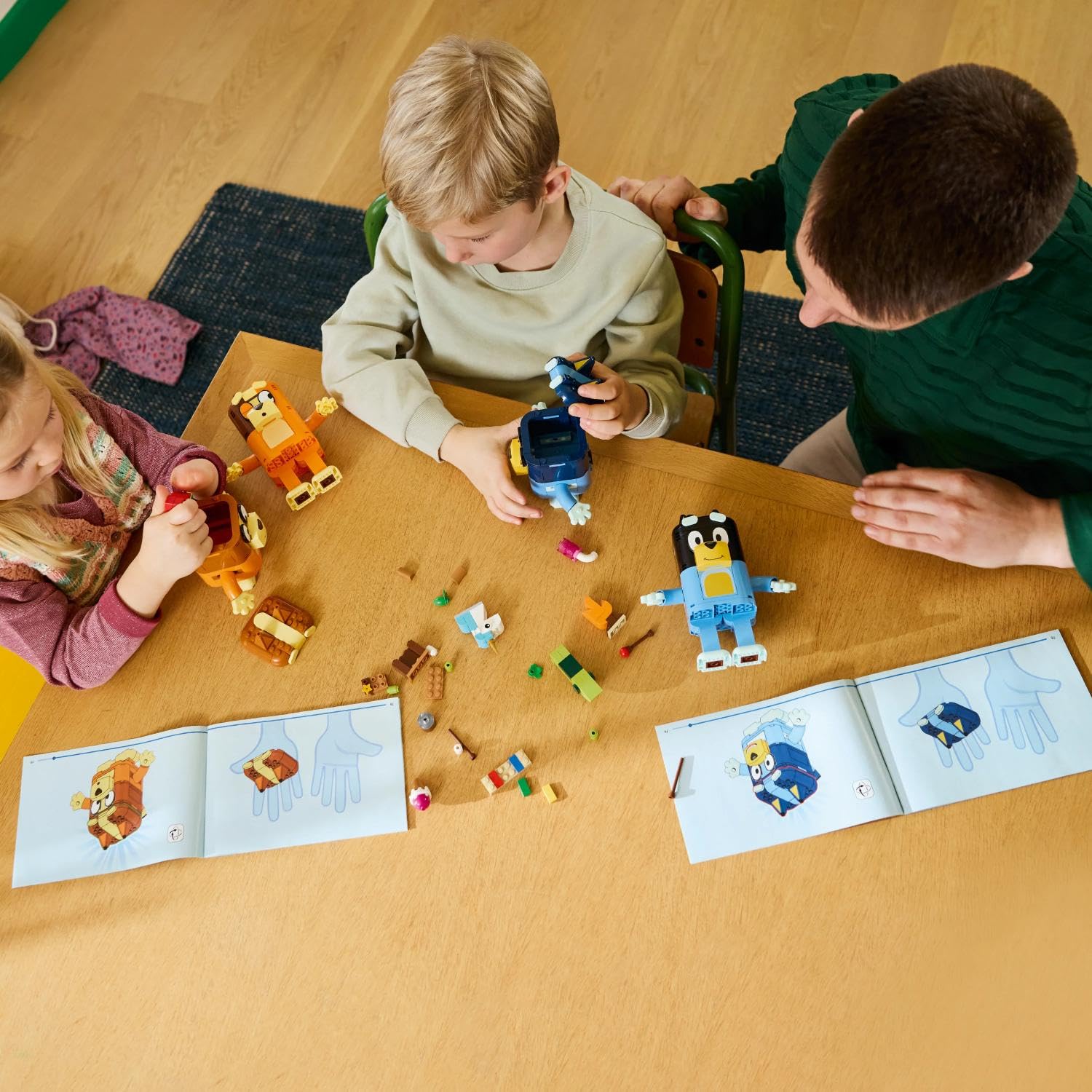 LEGO Bluey Famiglia Bluey in Mattoncini - Giochi Didattici con 4 Personaggi con Diverse Espressioni e Accessori - Set Giocattoli Montessori - Regalo di Compleanno per Bambine e Bambini da 5 Anni 11217
