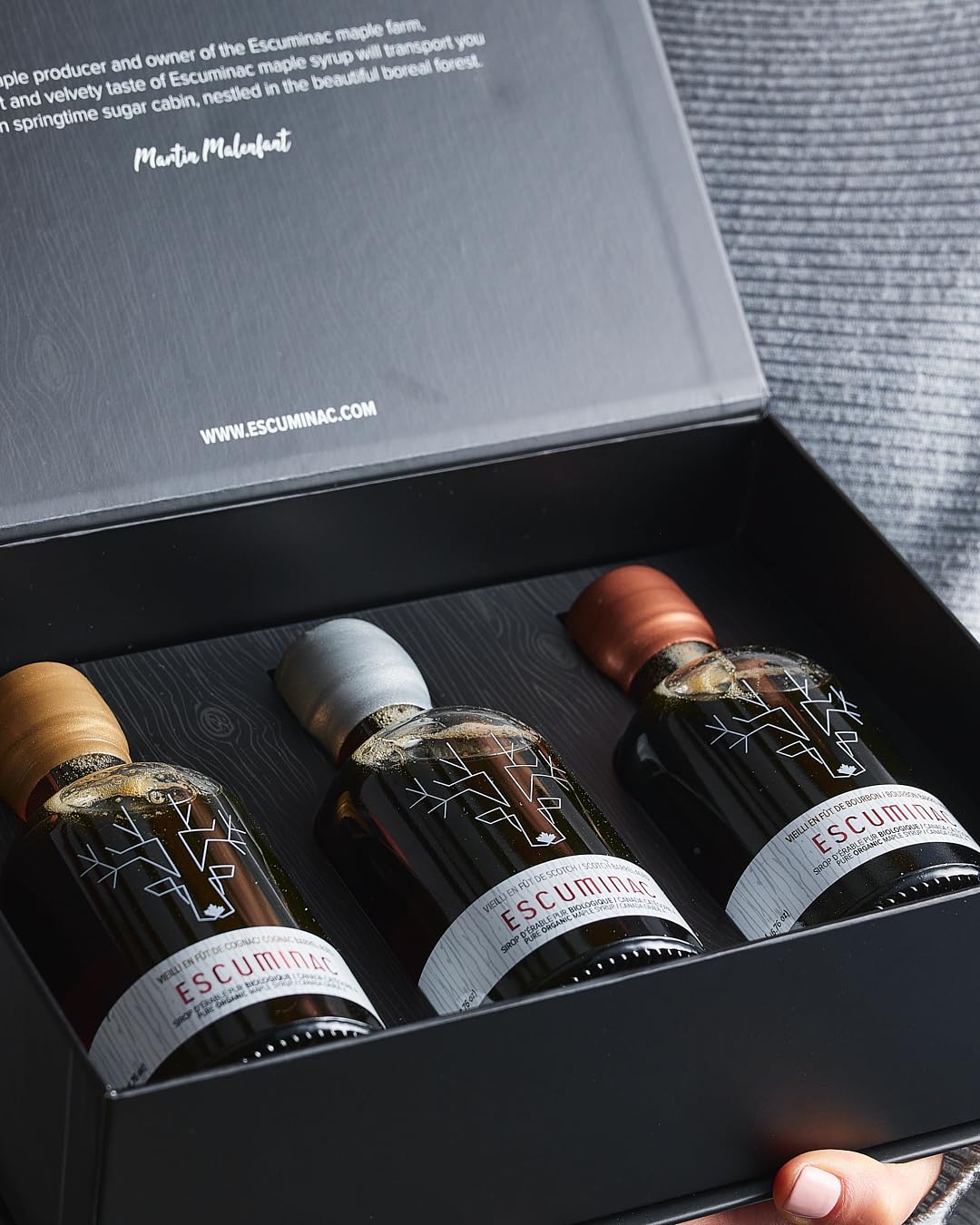 Escuminac Sirop d’Érable. Format 3x200 ml Vieilli en Fût de Cognac, Bourbon et Scotch. Boitier Cadeau. Certifié Biologique. Embouteillé au Domaine.