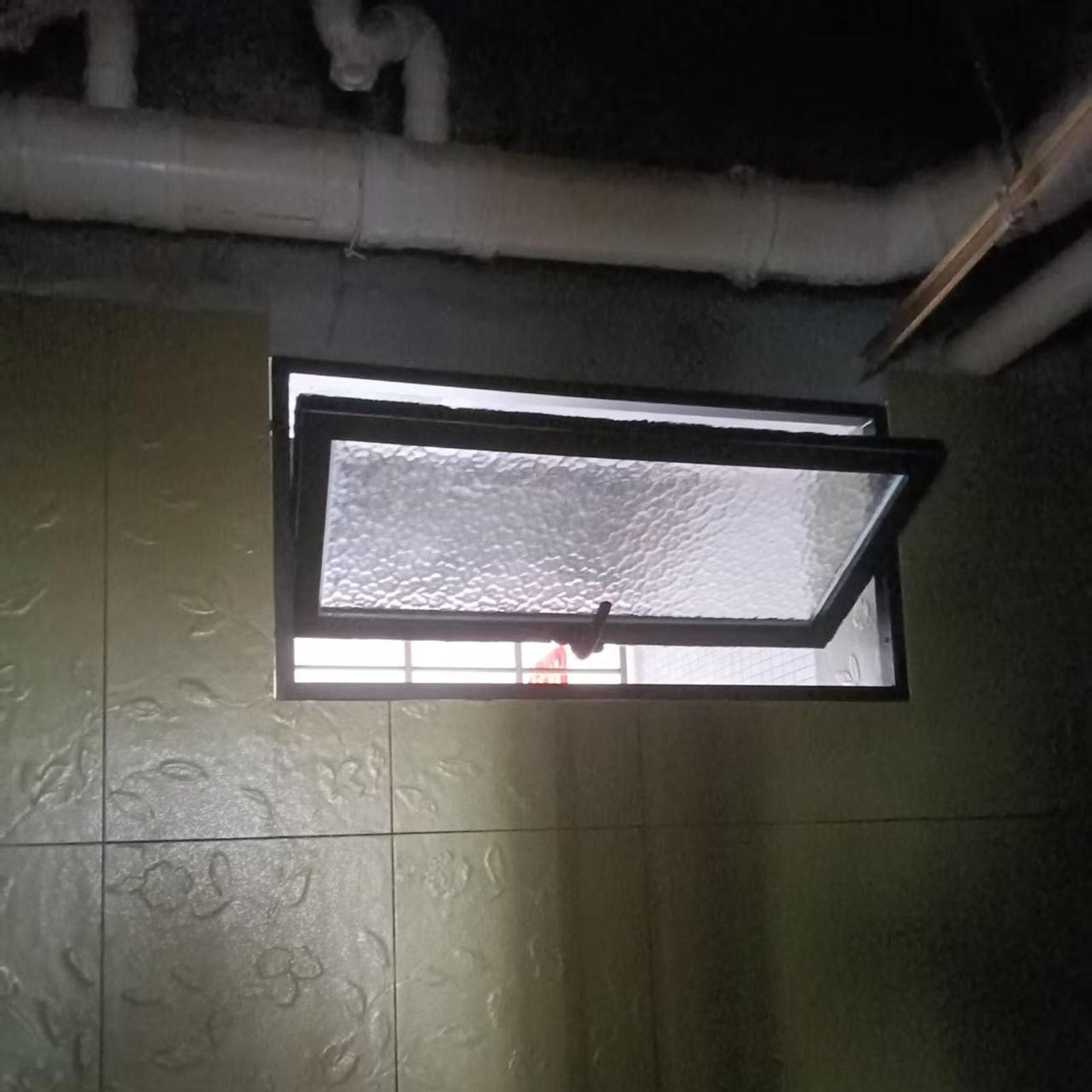 Película para ventana de sótano pivotante de 360°, cubierta de privacidad para baño, inodoro, cocina, 16 x 16 y 61 x 61 cm, color negro (80 x 80 cm / 31.5x31.5in)