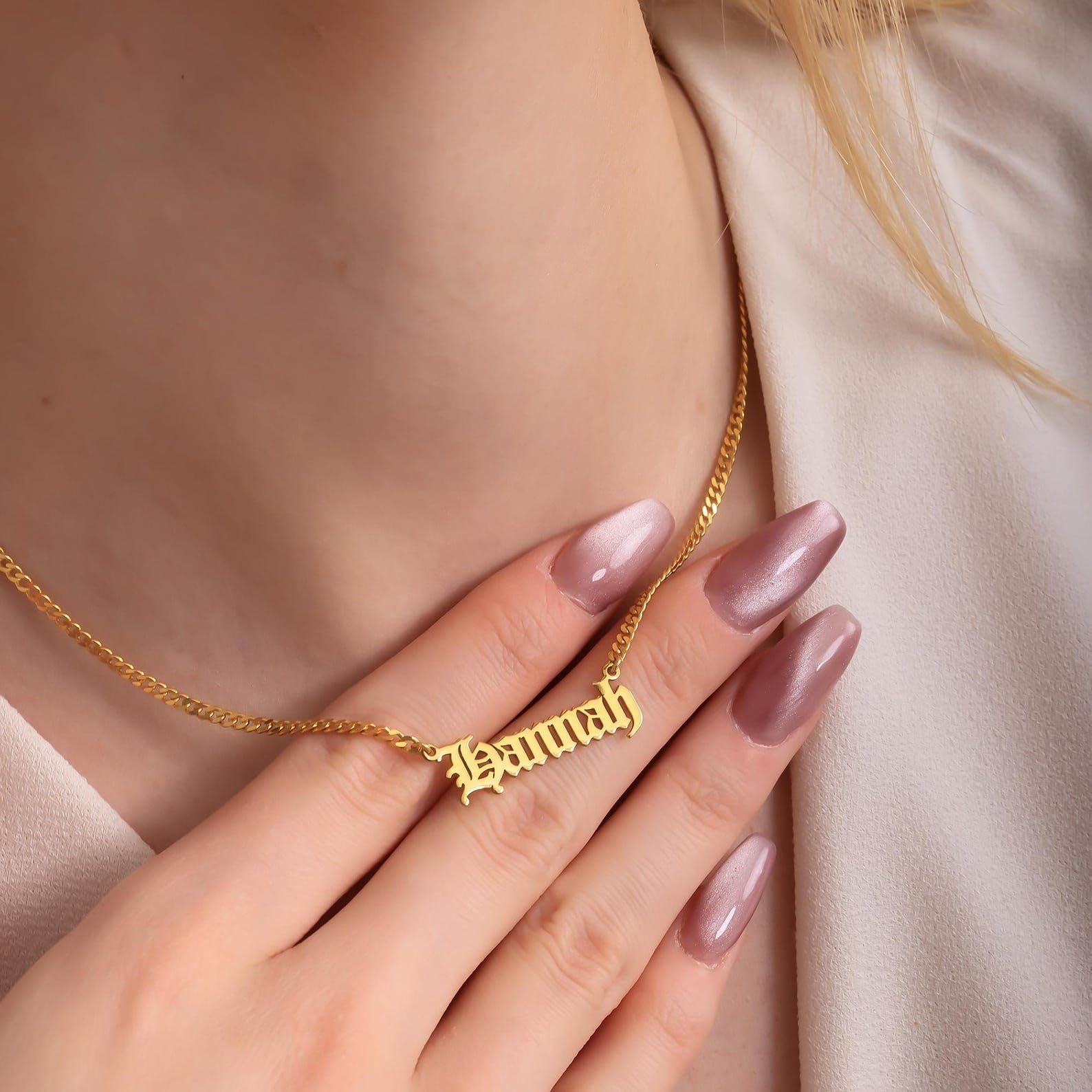 Personalizzato stile gotico antico collana con nome, gotico oro argento inciso gioiello per mamma Natale