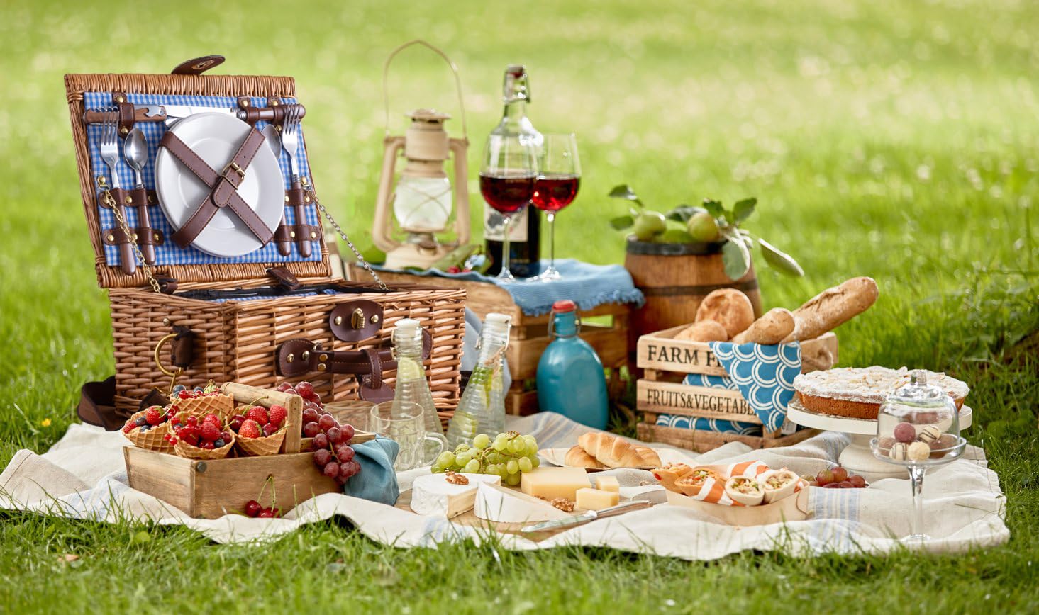 Picknickkorb 2 Personen Blau mit Kühlfach & Schultergurt – Handgewebter Picknicktasche aus Naturweide inkl. Geschirr & Gläser – Romantisches Picknick Set Geschenk