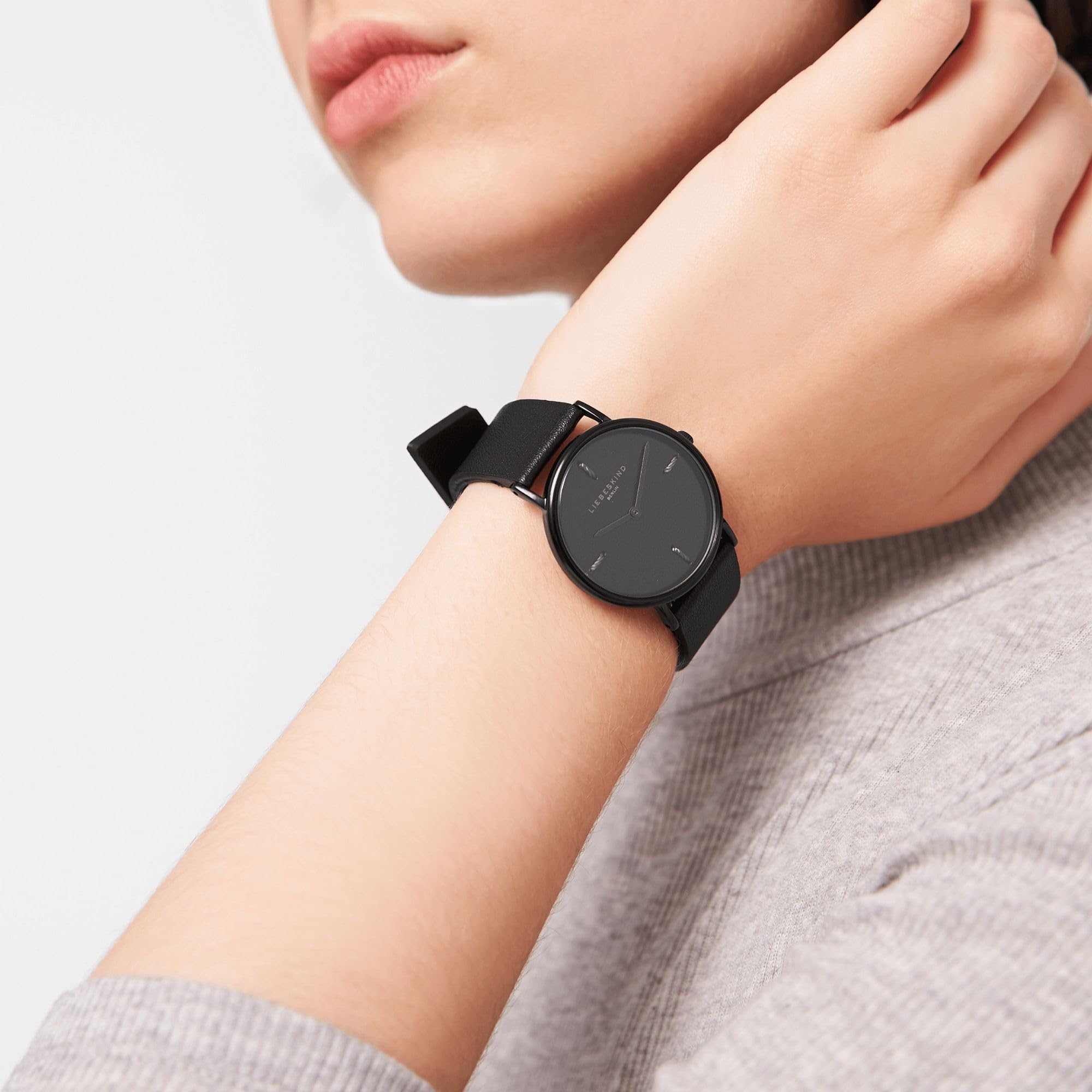 Liebeskind Berlin Damen Armbanduhr mit Lederzifferblatt – Rundes Gehäuse 34 mm – Lederarmband – 5 ATM wasserdicht