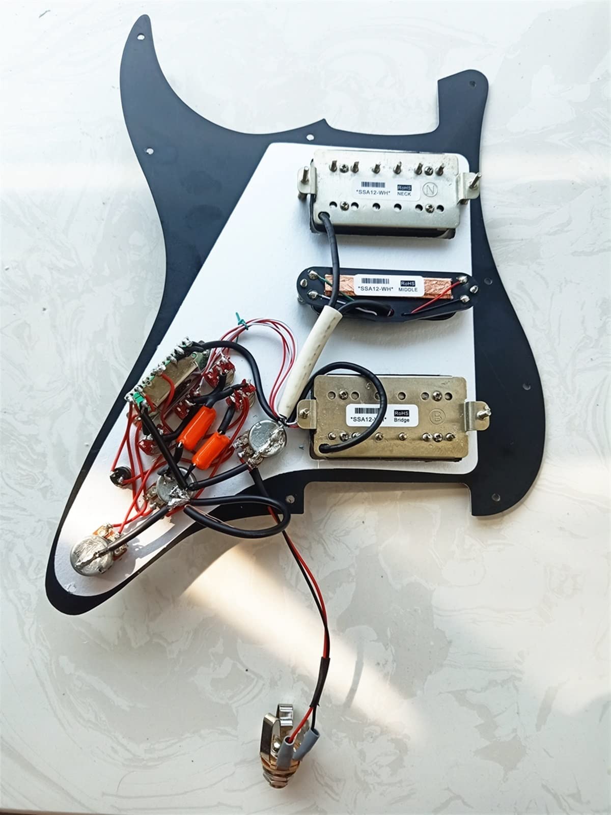 PickGuard Pickups White. Hsh. Alnico 5 Humbucker Pickups Guitar Okabling Wiązki Pucharowe Doniczki NS Gitara załadowany Humbucker