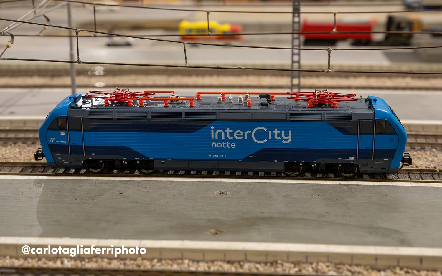 Rivarossi HR2982S FS, locomotiva elettrica E.402B nella nuova livrea blu "Intercity", ep. VI, con decoder sonoro DCC Locomotiva - Elettrica