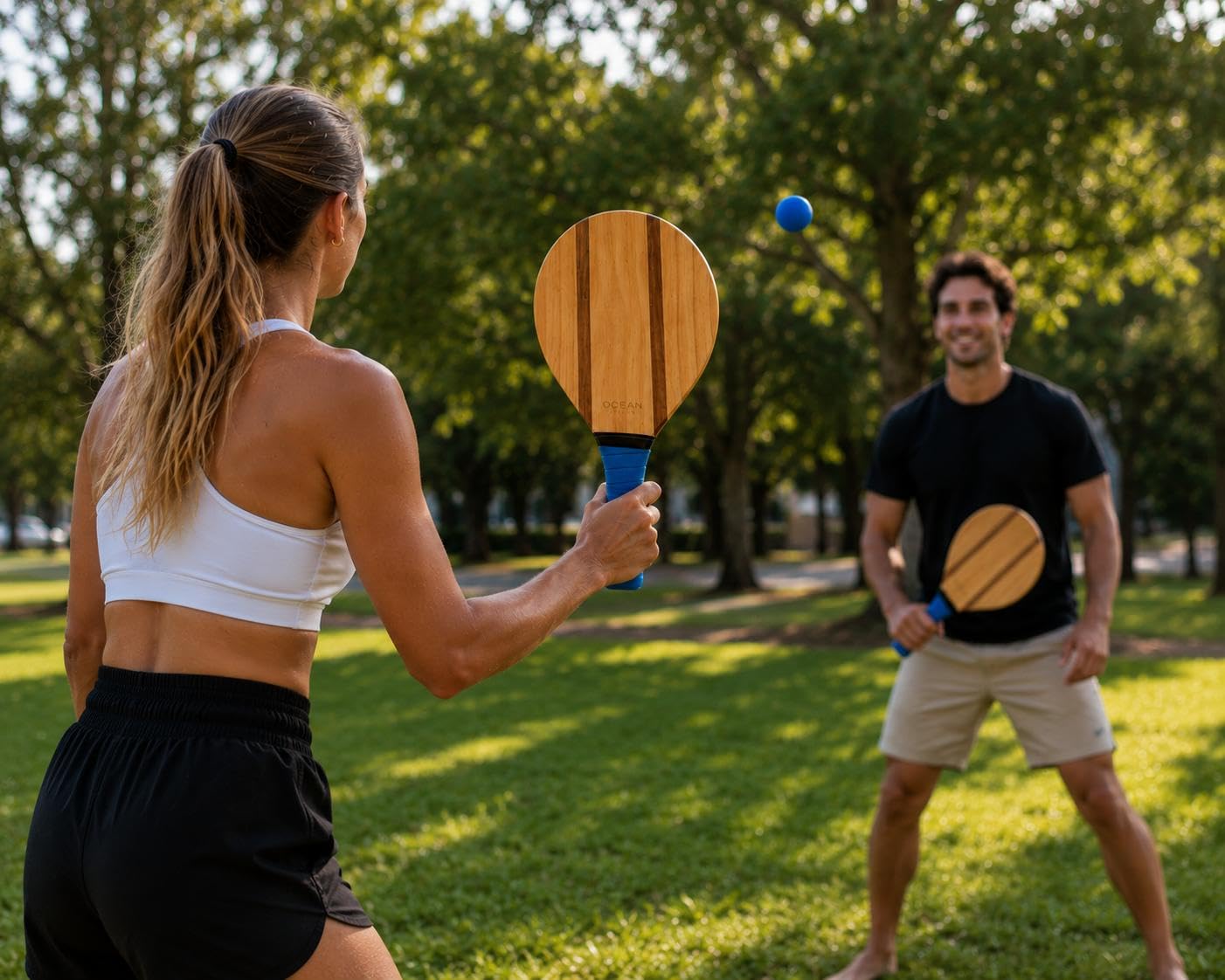 Ocean Pádel Premium-Set aus Holz-Strandschlägern, 2 Frescobol-/Beach-Tennis-Schläger mit 2 Bällen, Tragetasche und 2 Sonnenbrillen, Blauer Griff