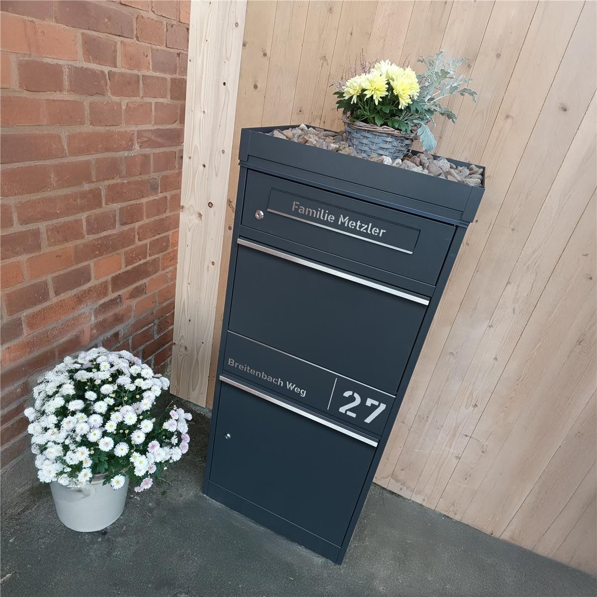 Metzler Paketbox draussen groß in Anthrazit - Briefkasten mit Paketfach personalisiert mit Gravur - Standbriefkasten mit Edelstahl Namensschild pulverbeschichtet in RAL 7016 rostfrei und massiv