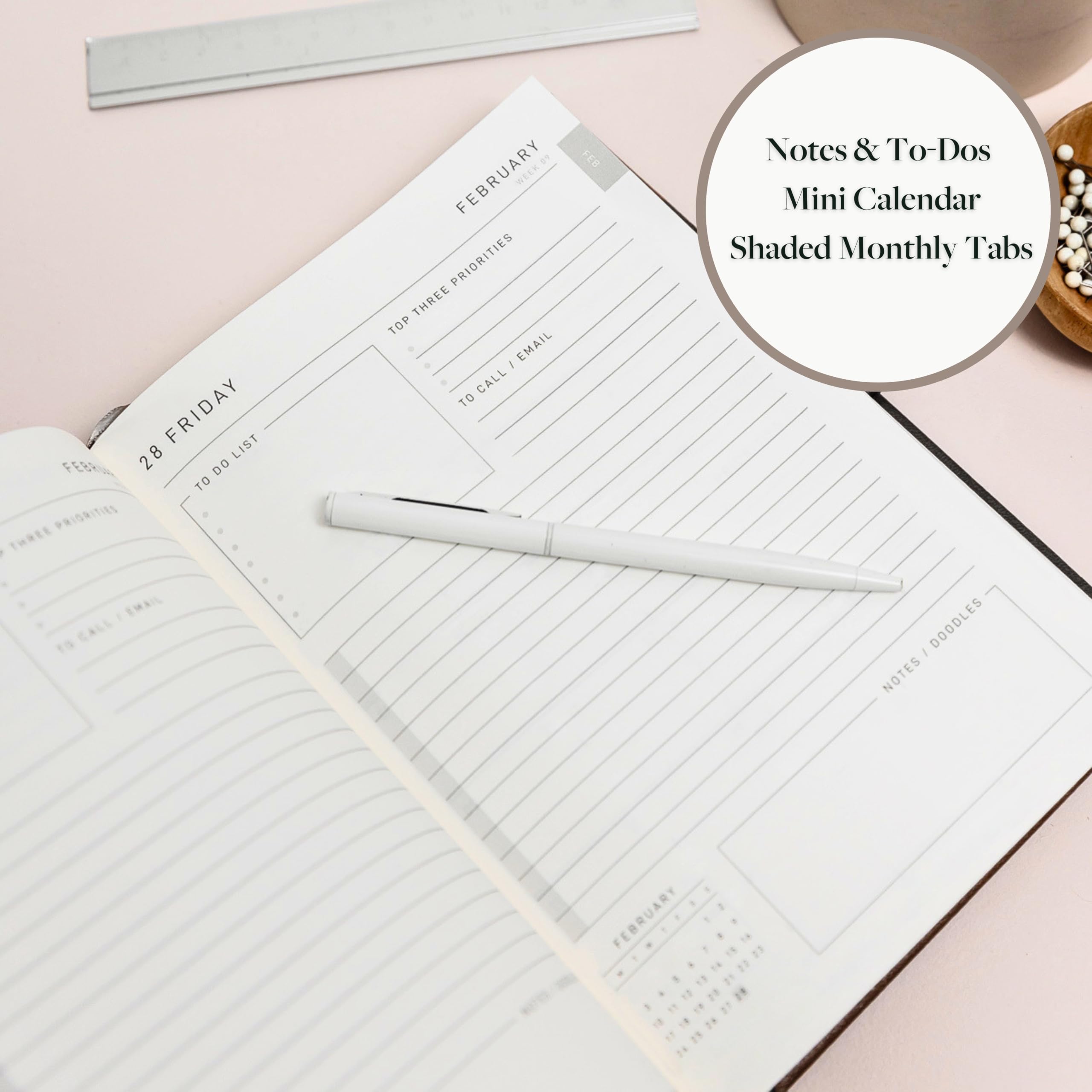 Scribble & Dot Agenda journalier 2027 format A5, 1 jour par page, de janvier à décembre, couverture rigide rembourrée, en similicuir avec aperçus mensuels et pages de notes, boîte cadeau, organiseur