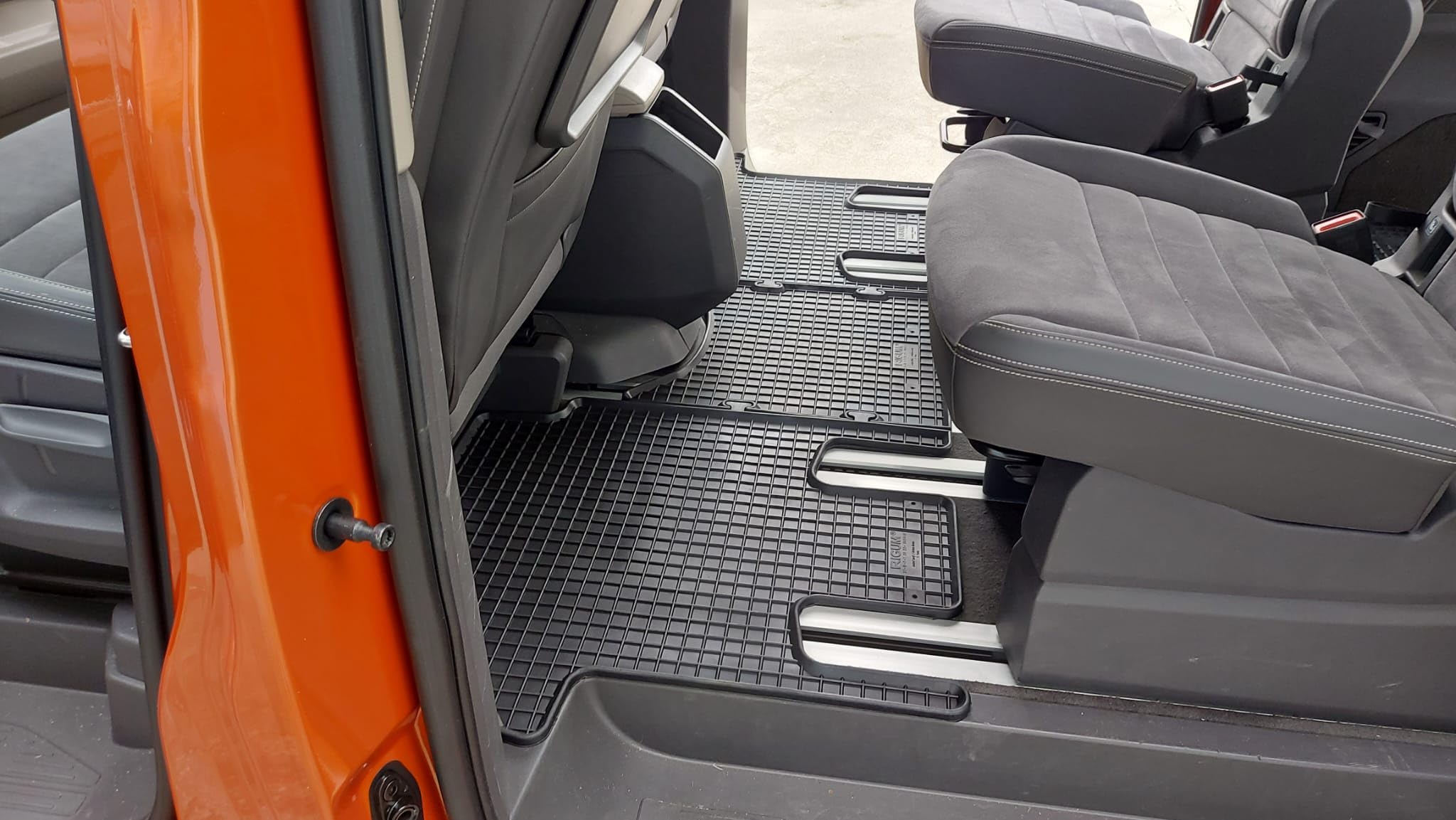 ilTappetoAuto by Fabbri 3 - Tappeti Gomma anteriori + 2 e3 fila Compatibile con Transporter T7 Multivan 8 posti