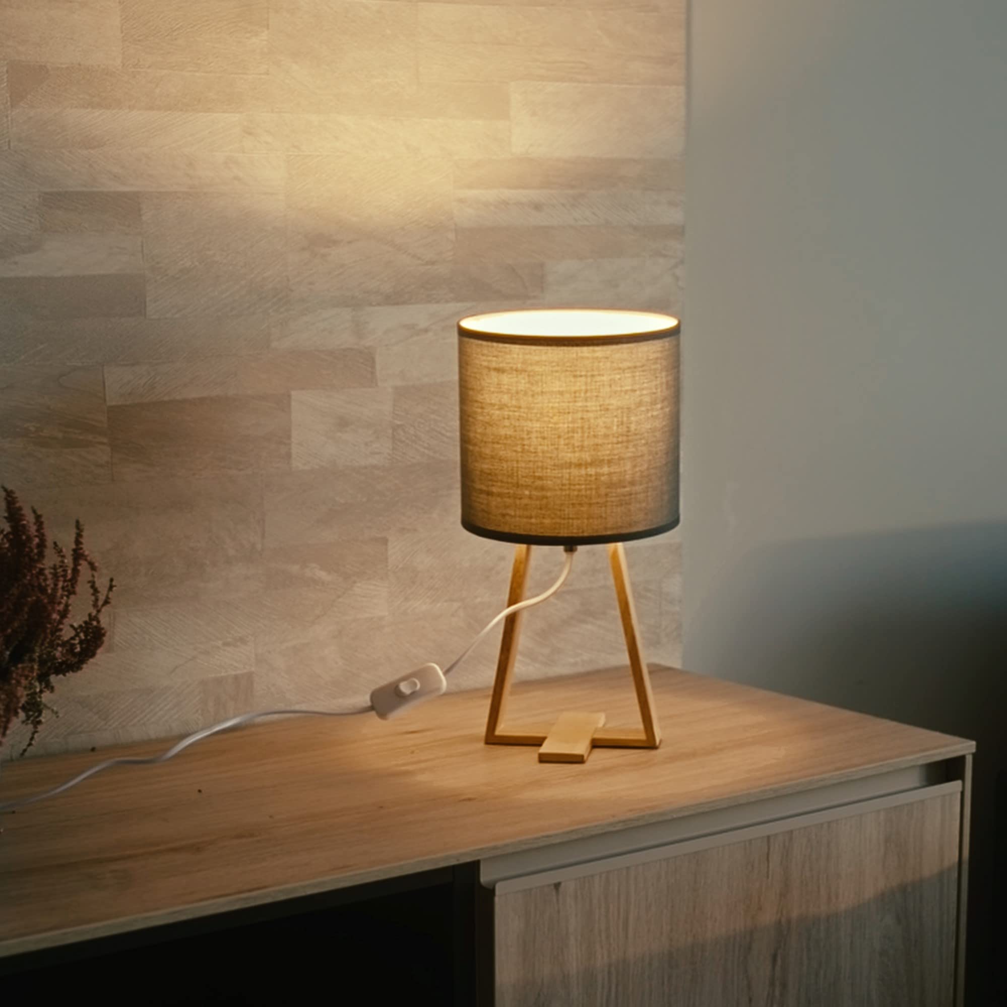 Forlight Nuts (2 pièces) Lampe de table nordique pour la chambre à coucher et le salon. Lampe de chevet en bois naturel et textile en gris pour la chambre à coucher et le salon. E27