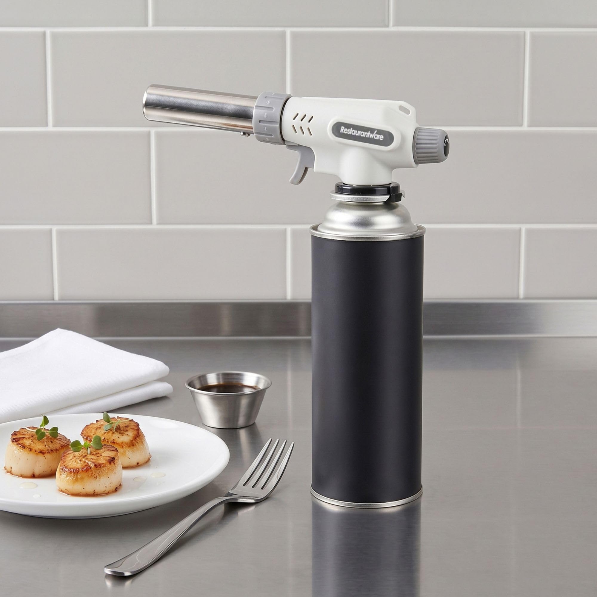 Restaurantware -RW Pyro Creme Brulee Antorcha con llama ajustable, 1 soplete culinario recargable, tanque de gas butano no incluido, sin acampanado, blanco, para hornear, cocinar, barbacoa y más