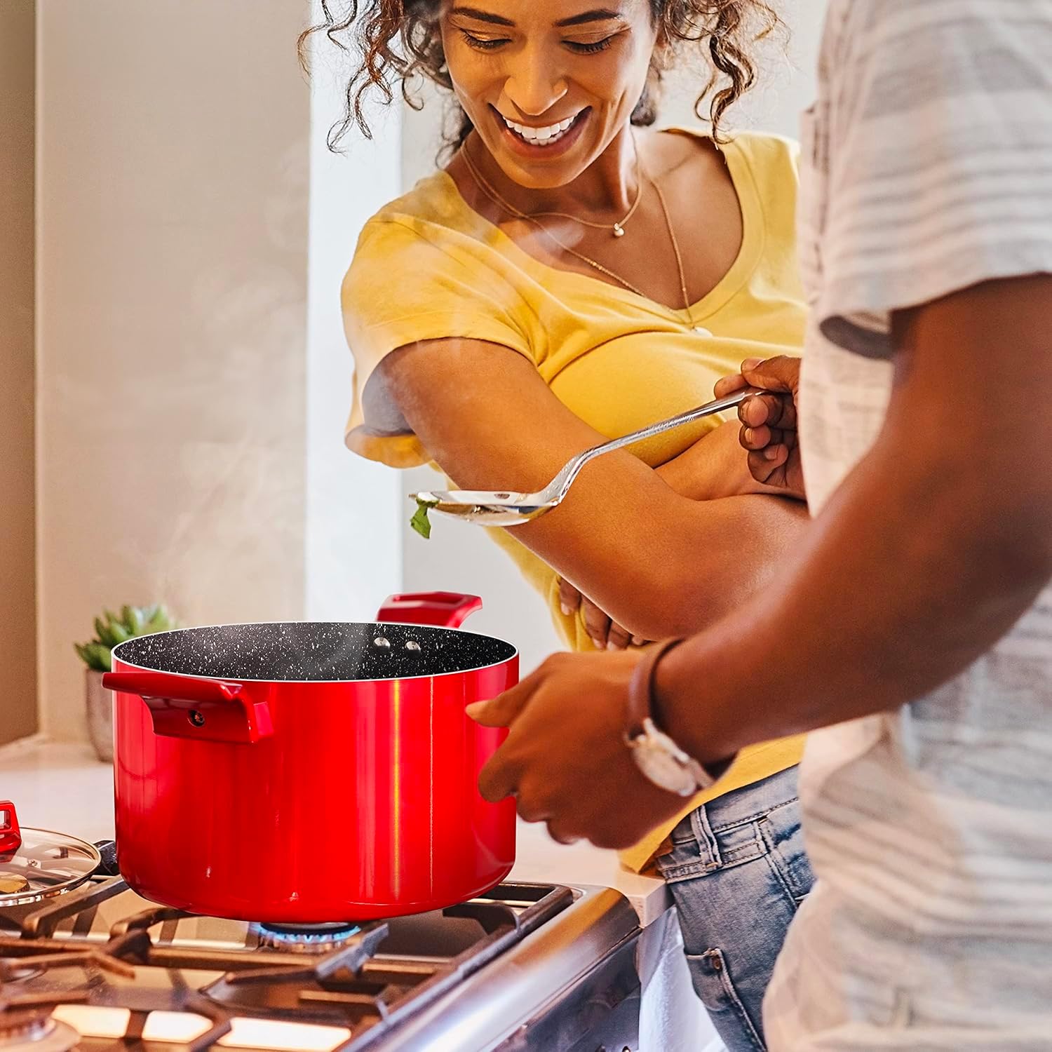 Wintem Set 12 Pentole e Padelle Rosse Antiaderenti in Alluminio con 4 Utensili da Cucina e Comodi Coperchi in Vetro Temperato - Compatibile con Tutti i Piani Cottura Come a Gas, Induzione ed Elettico