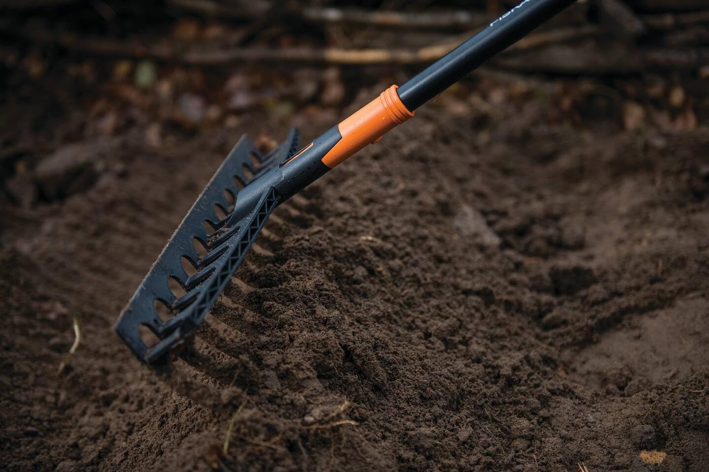 Fiskars Manche pour balais et râteaux de jardin Fiskars Solid, Longueur : 157,5 cm, Aluminium, Noir/Orange, Solid, 1014913