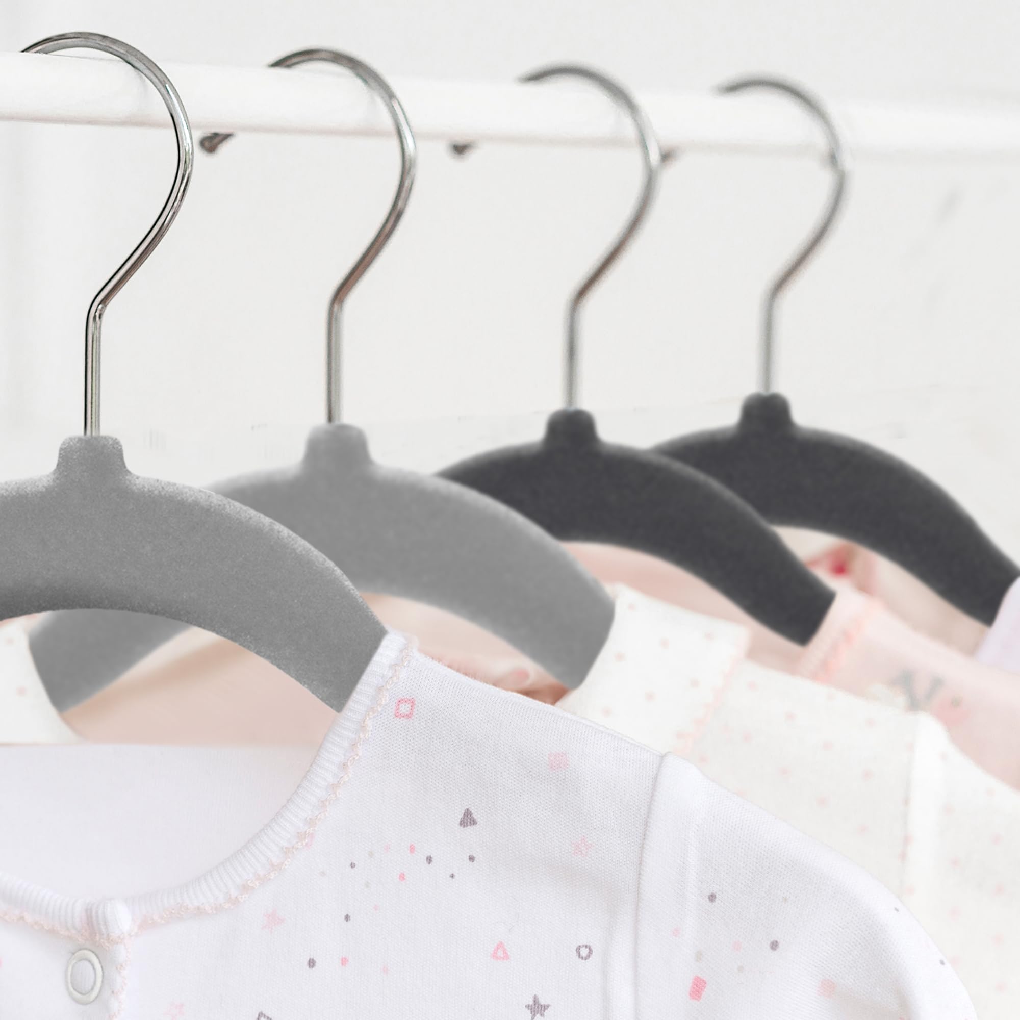 KEPLIN set di 20 Grucce in velluto per bambini con 7 divisori - Grucce per neonati e bambini fino a 24 mesi, antiscivolo e salvaspazio (Grigio)