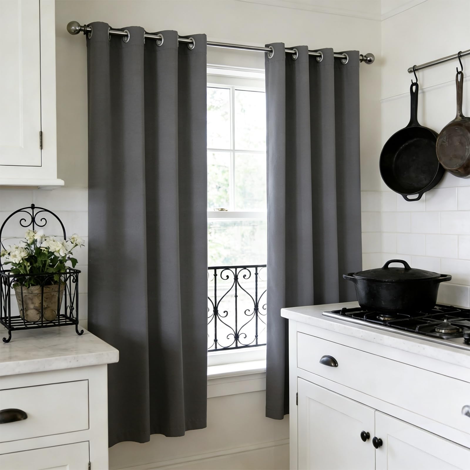 Rideaux opaques anti froid gris pour stopper la lumiere du vitrage 90x215