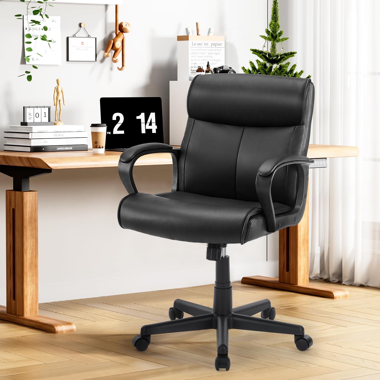 Sweetcrispy Sedia da ufficio con braccioli imbottiti, supporto lombare e altezza regolabile e angolo di inclinazione, in pelle PU, girevole, colore nero moderno