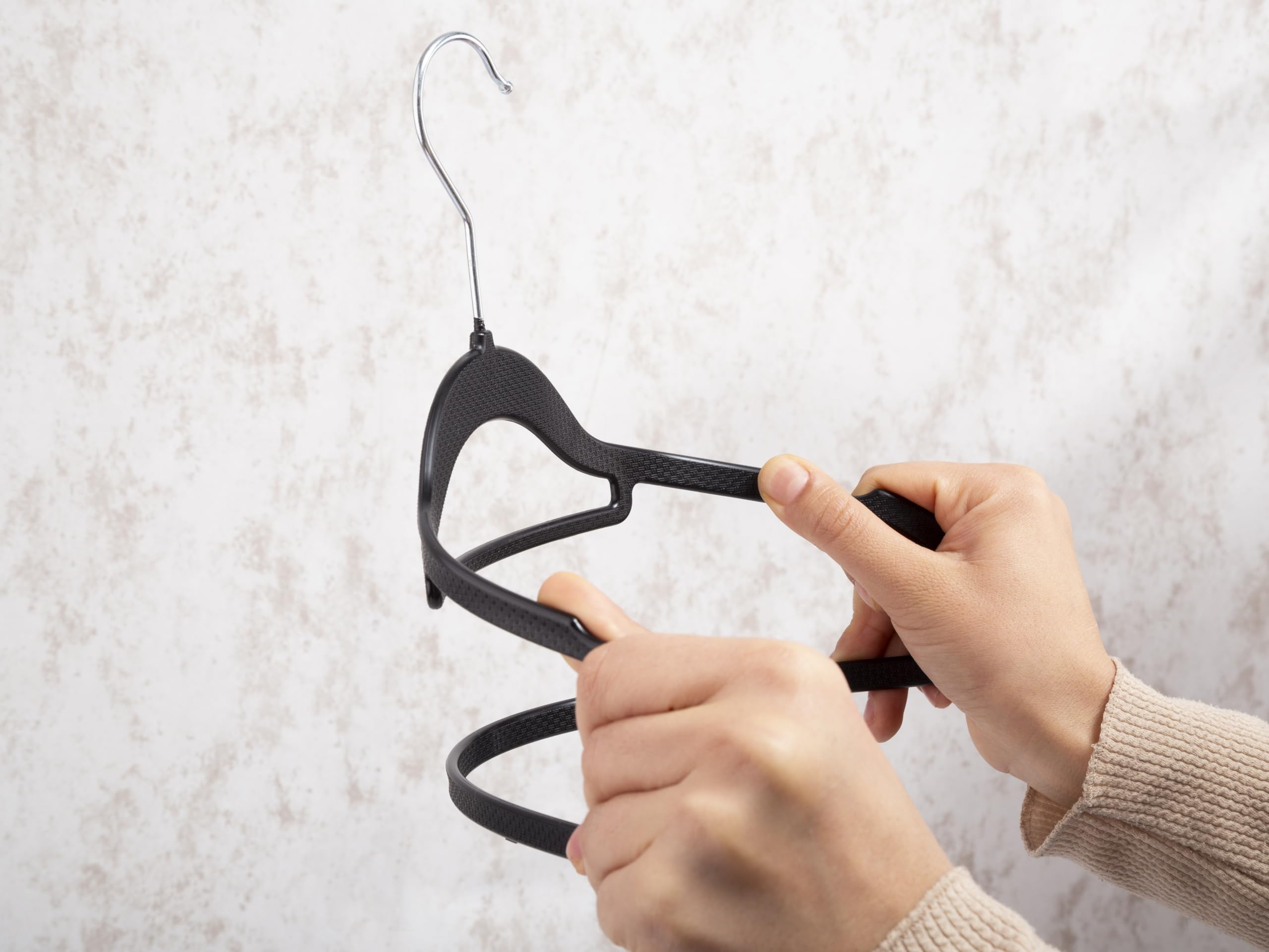 Perchas Ropa Negras de Plástico, Paquete de 20, Gancho Metálico Giratorio de 360°, Antideslizantes y Ahorro de Espacio, Flexibles y Resistentes para Camisas y Vestidos de Noche