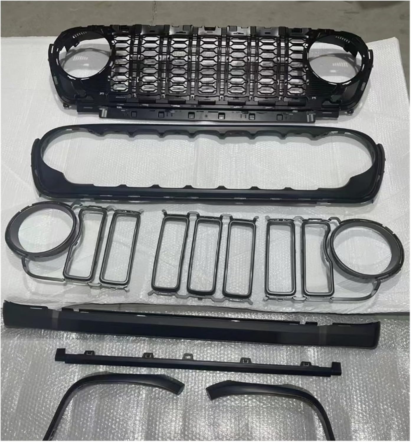 【組立済み】 ジープ JL/JT 2024グリル 無塗装品 フロントカメラ有り ジープ ラングラー JL&frasl;JT用 新型 2024 グリル 無塗装品 (フロント