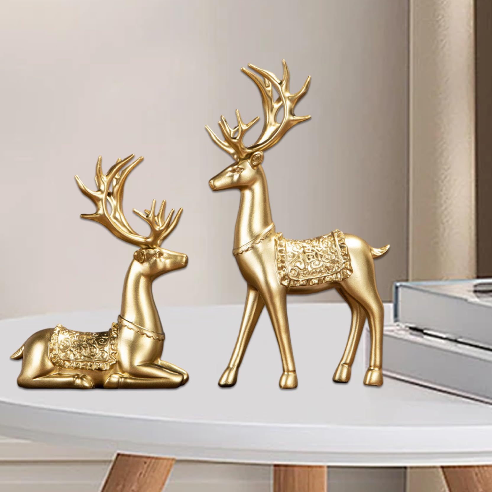 Figuritas de Renos navideños de Resina, estatuas de Ciervos Dorados de Renos navideños sentados y de pie para decoración del hogar, Sala de Estar y Oficina, 2 uds.