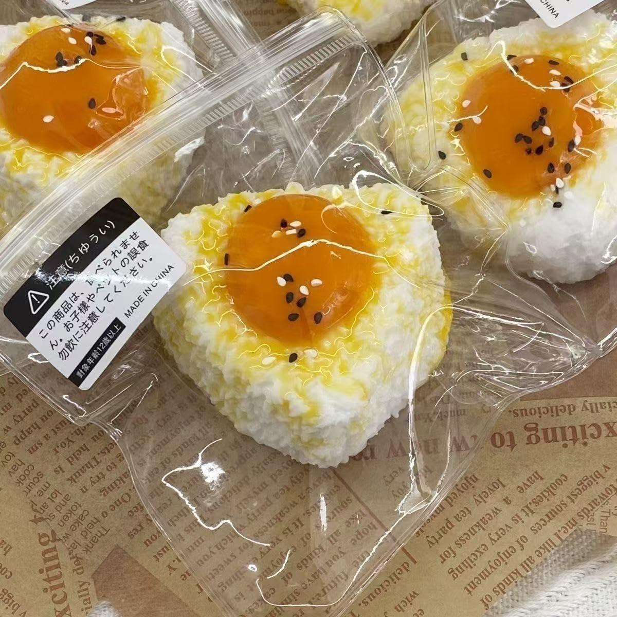 Amazon | スクイーズ おにぎり型 捏ねて楽しい 蛋黄飯団 伸縮性