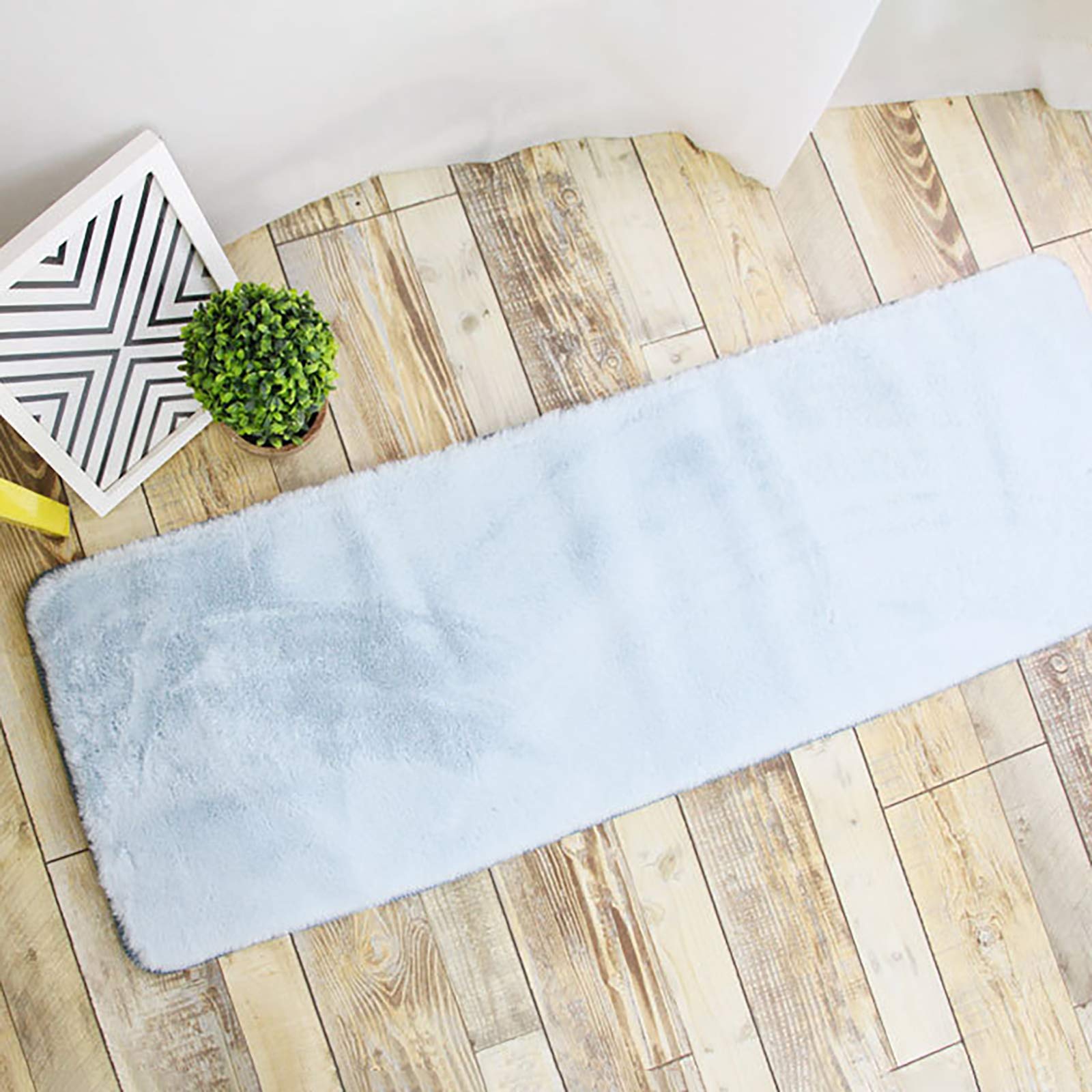 Tapis doux bleu en fourrure pour rechauffer un sol froid de salon