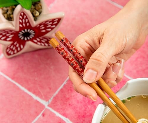 Miniatura 7 de Silver Buffalo Stranger Things Demogorgon Hunting Crew - Juego de vajilla de cerámica japonesa | Incluye cuenco de fideos ramen de 20 onzas y