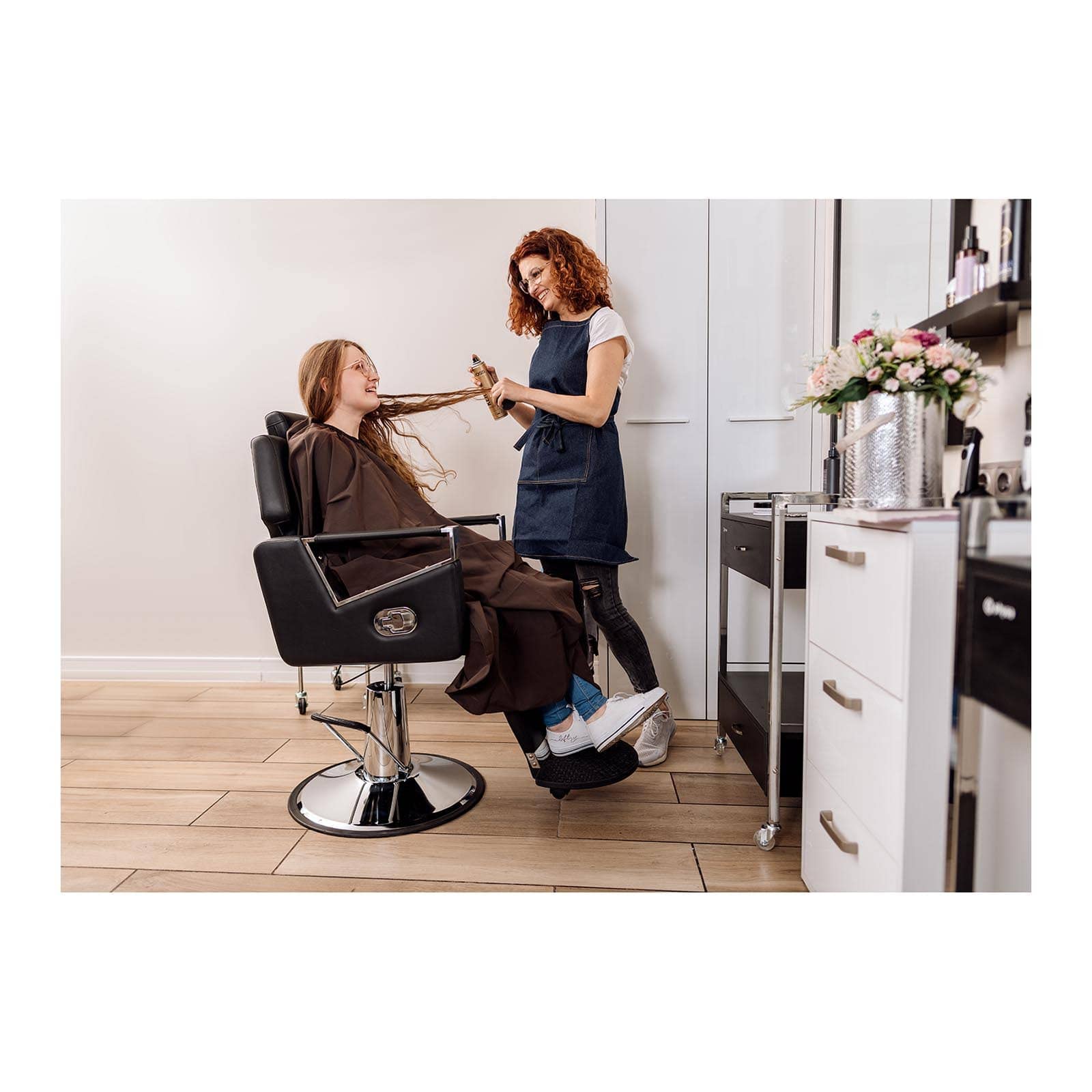 Physa Friseurstuhl Turin Black pneumatisch höhenverstellbar (57 – 64 cm) Sitzhöhe, 500 x 490 mm Sitzfläche, ECO-Leder, Stahlgestell,360° drehbar, Fußstütze Schwarz Friseursessel Friseureinrichtung