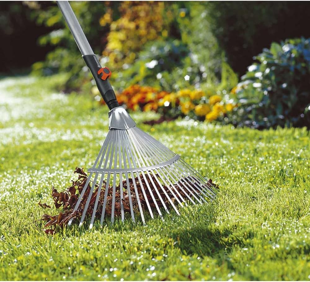 Gardena Combisystem Fan Rake Assortment: Leaf rake galvanised Spring Steel tines, a Wooden Handle of FSC® 100%-Certified Wood, and a Working Width of 50 cm (3022-20)
