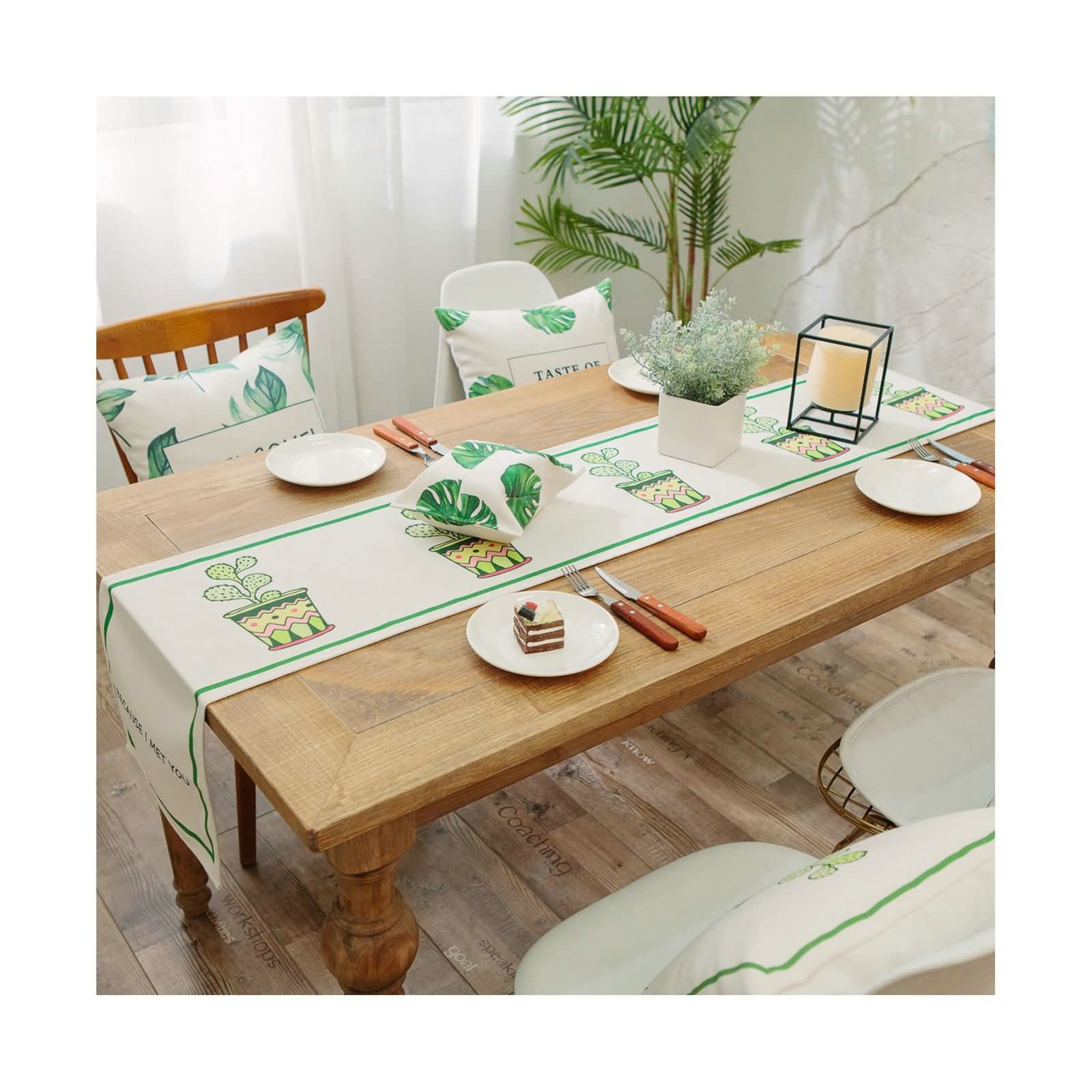 Chemin de table feuilles tropicales pour repas de famille et soirées d'été en terrasse