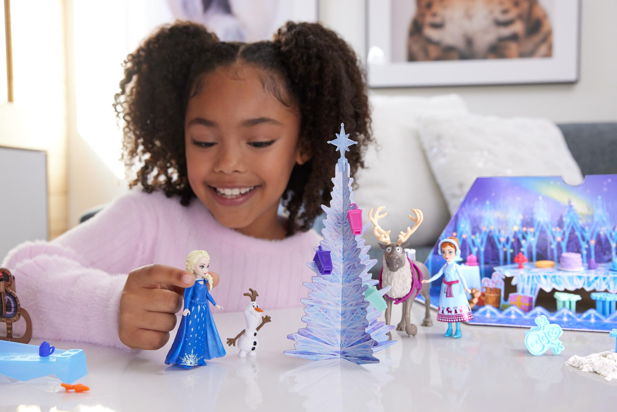 Mattel Disney Frozen - Calendario dell'Avvento, include 2 mini bambole Anna ed Elsa, 2 personaggi amici, sabbia modellabile e 24 sorprese per le feste, giocattolo per bambini, 3+ anni, HWX20