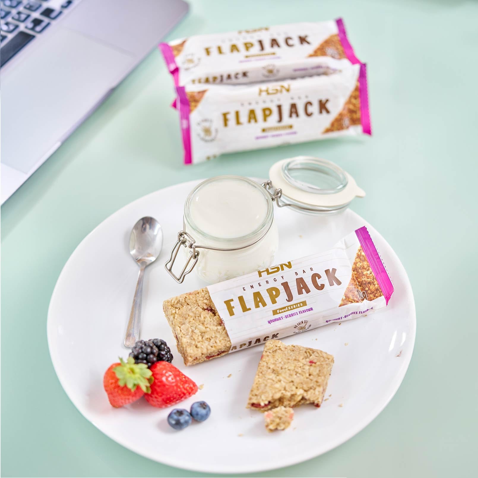 HSN Energy Bar Flapjack | Yogur Bayas - 30 unidades de 100g | Barritas energéticas con copos de avena, fruta natural y almendras | Sin aceite de palma | Apto Vegetariano Sin Edulcorantes