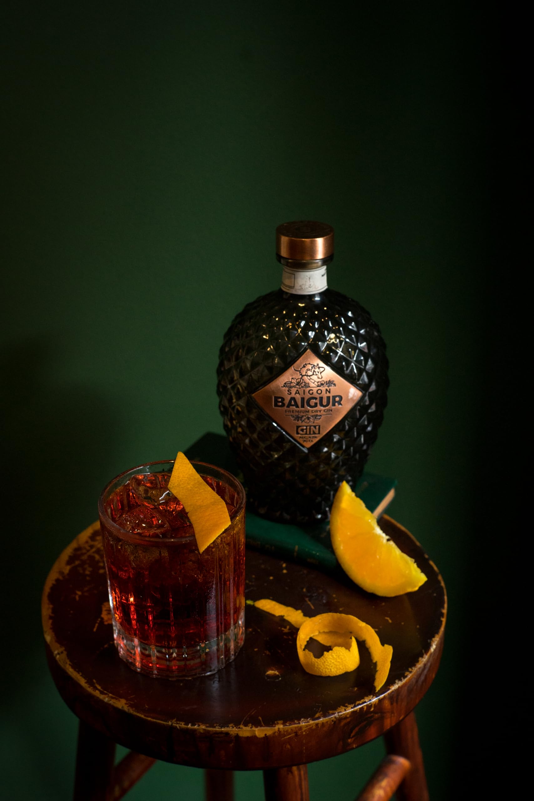 Saigon Baigur Premium Dry Gin (70cl, 43% Vol) Einzigartige Mischung aus 12 Vietnamesischen Botanicals, Erster Premium Dry Gin aus Ho-Chi-Minh-Stadt, Hergestellt in Einem Traditionellen Kupferkessel