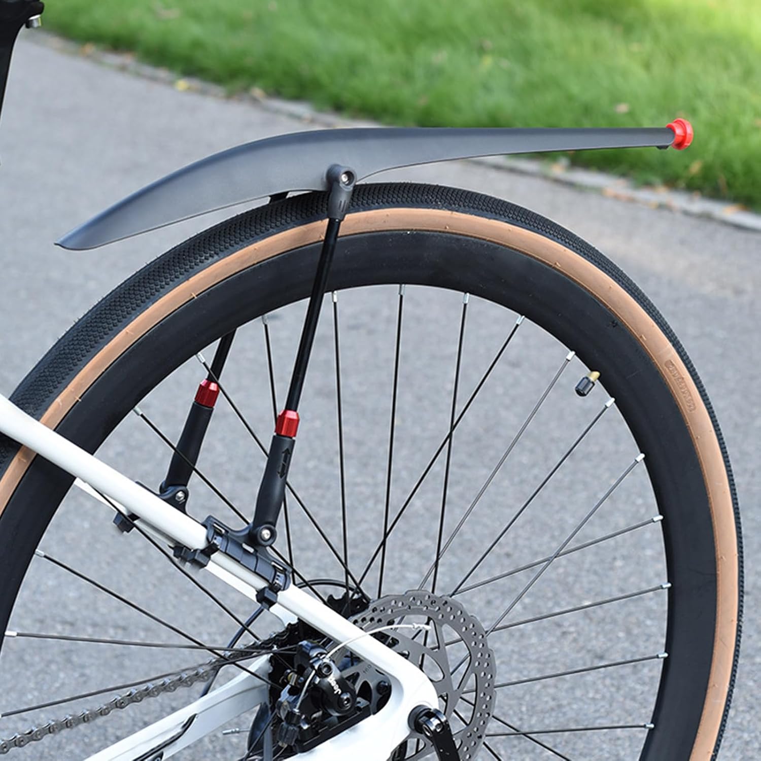 Light Weight Mudguard with Taillight Adjustable Mountain Bike Rear Mud Guard Hard Shells Mudguards Part Road Mountain Biking Accessory