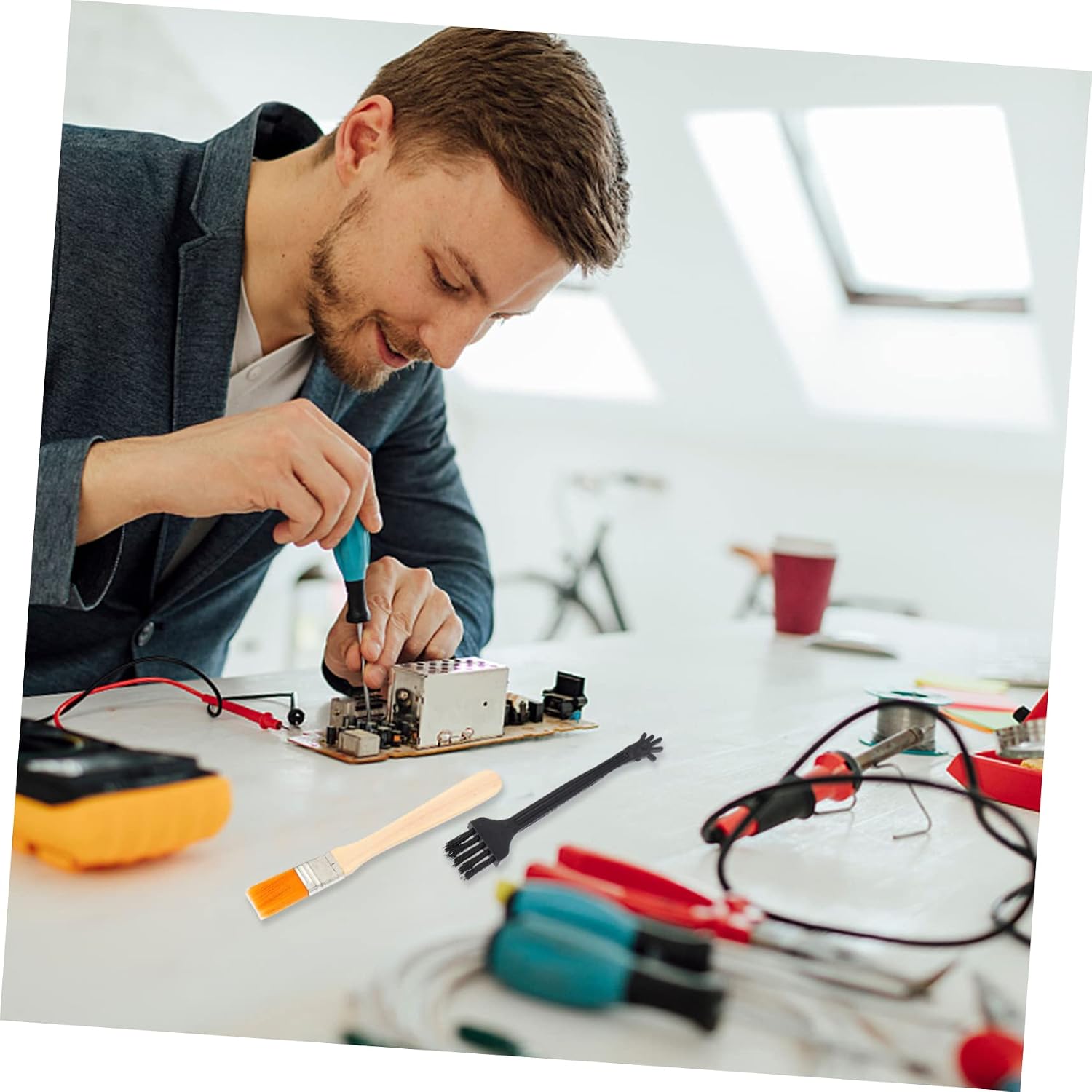 2sets Multi-Functional Headphone Cleaning Kit Electronic Cleaning Set for Phones Tablets Keyboards and Computers Includes Brushes and Air Sucker Random Colors