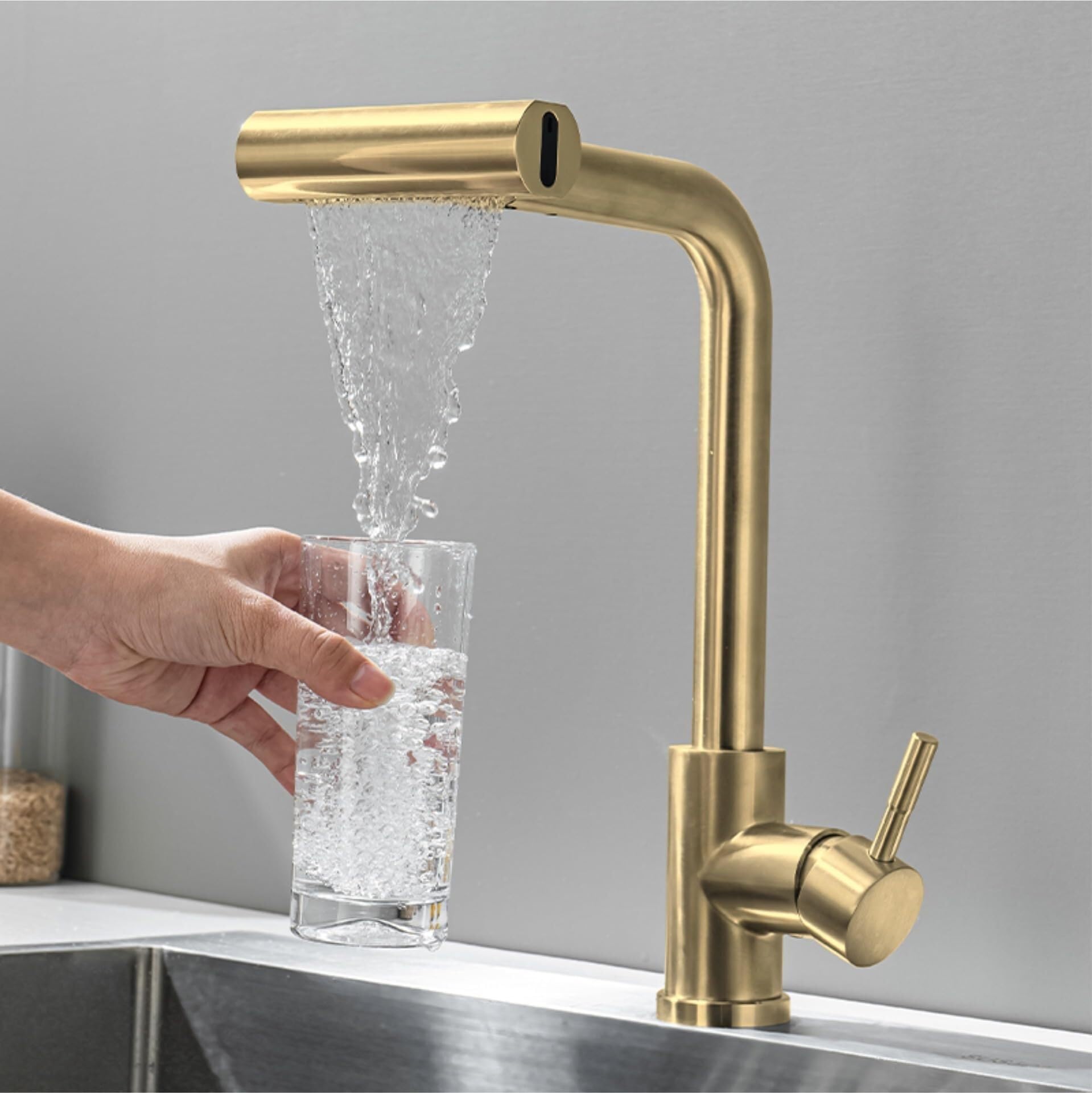 Grifo de cocina dorado antisalpicaduras con flujo cascada LWX