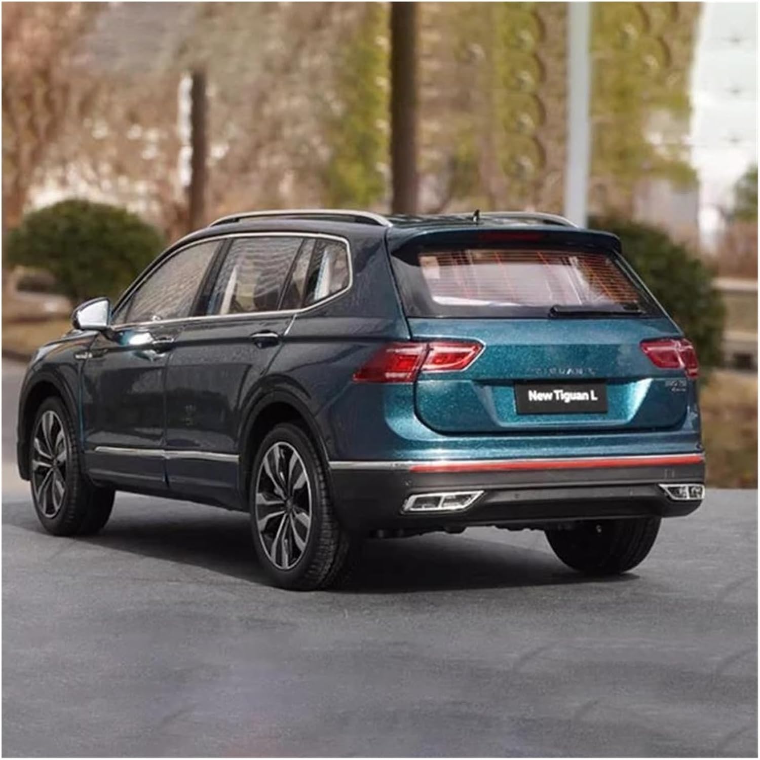 Scale car Model 1:18 for TIGUAN L 2022 SUV Car Model Die-cast Alloy Static Display Car Model Put in The Bookcase Suitable for Display