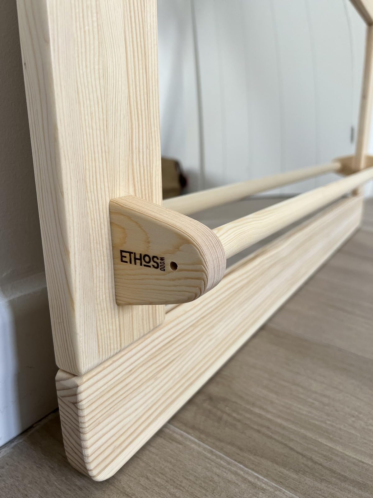 Espejo Montessori con Barra para bebés, Madera Natural barnizada y Cristal irrompible | Certificado CE | Seguridad, autonomía y Juego sensorial | Tamaño (74×50,5 cm) | Hecho en España