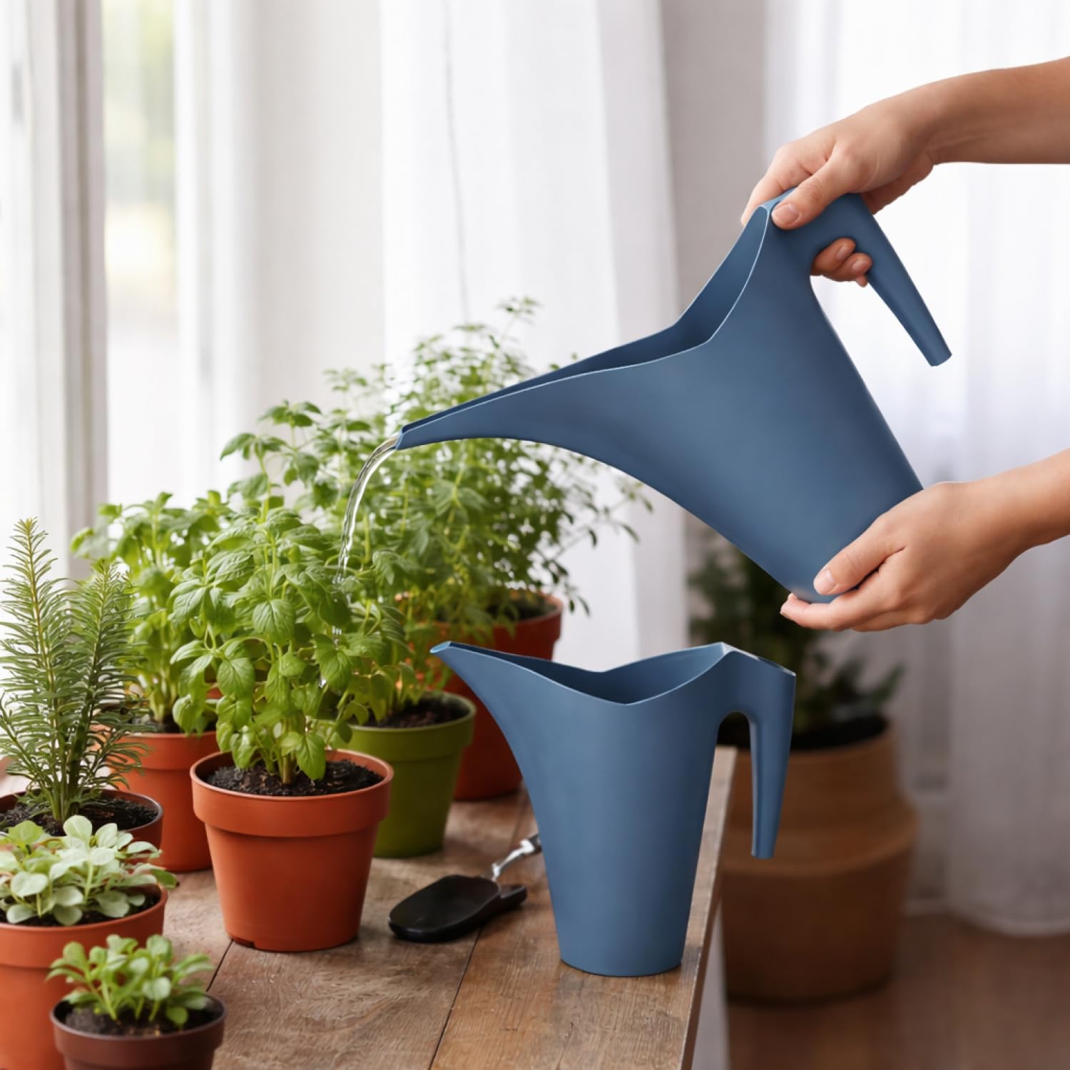 com-four® 2 regaderas 1,0 L y 1,4 L – Set de regaderas con Boquilla Larga y Alargada – para regar y fertilizar Plantas en Interior o Exterior (2 Piezas - 1.0/1.4L - Azul)