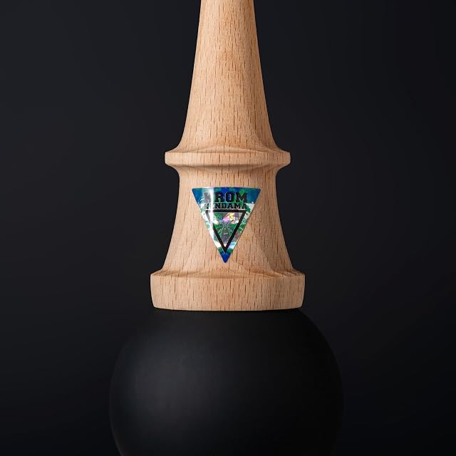 Foto 5 de 8 de KROM Juguete Kendama - Pop Negro - Mejora Tus Habilidades Cognitivas