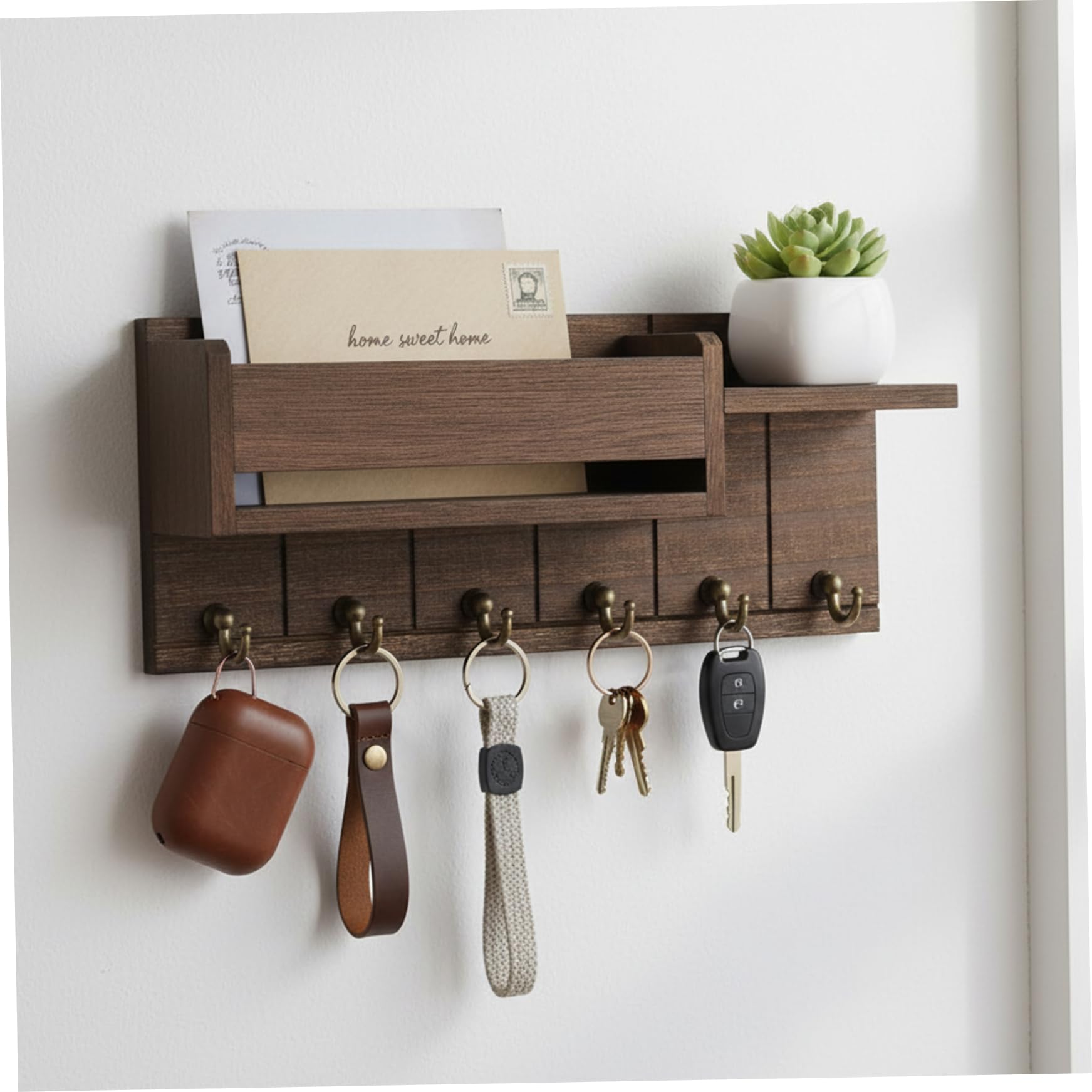 Porte-clés mural vintage pour ne plus perdre vos clés dans l'entrée sur une étagère en bois