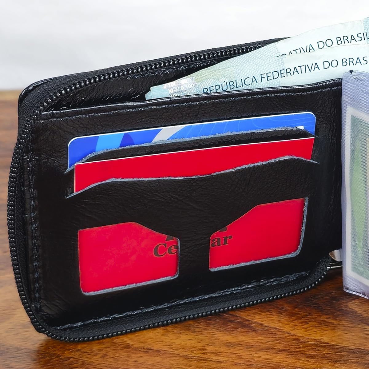 Carteira Com Zíper Masculina De Couro Legítimo RG CNH Cédulas Moedas Cartões Antifurto Proteção RFID em promoção! Veja a oferta e mais achadinhos de Carteiras & Cintos 8 Hoje é o melhor dia para comprar Carteira Com Zíper Masculina De Couro Legítimo RG CNH Cédulas Moedas Cartões Antifurto Proteção RFID com aquele preço maroto! Promoção! Aproveite a oferta! 8