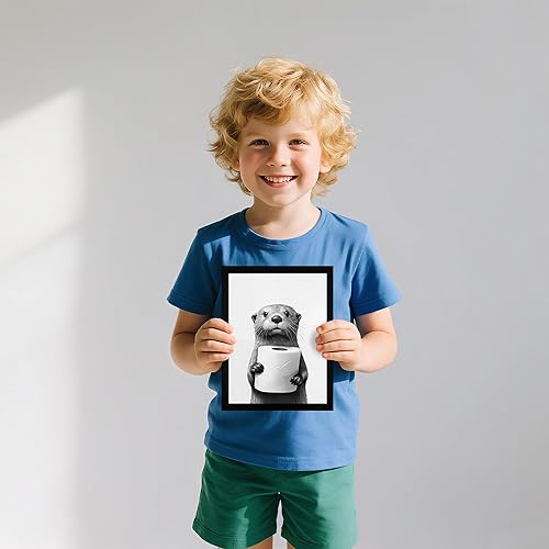 Miniatura 2 de Lienzo enmarcado en blanco y negro para el baño, divertida decoración de baño de animales, linda nutria sosteniendo un rollo de papel higiénico,