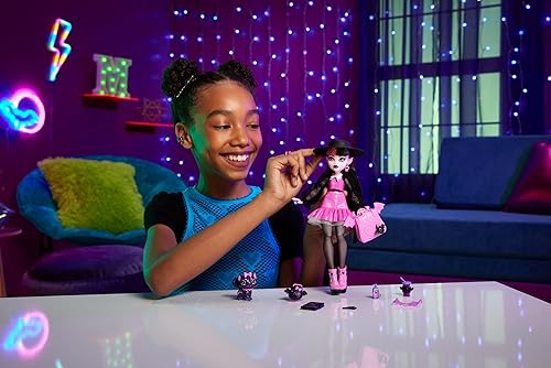 Miniatura 2 de Monster High Muñeca Draculaura con cuenta de murciélagos y gatos para mascotas, fabulosa y accesorios como mochila, libro de hechizos, caja Bento y