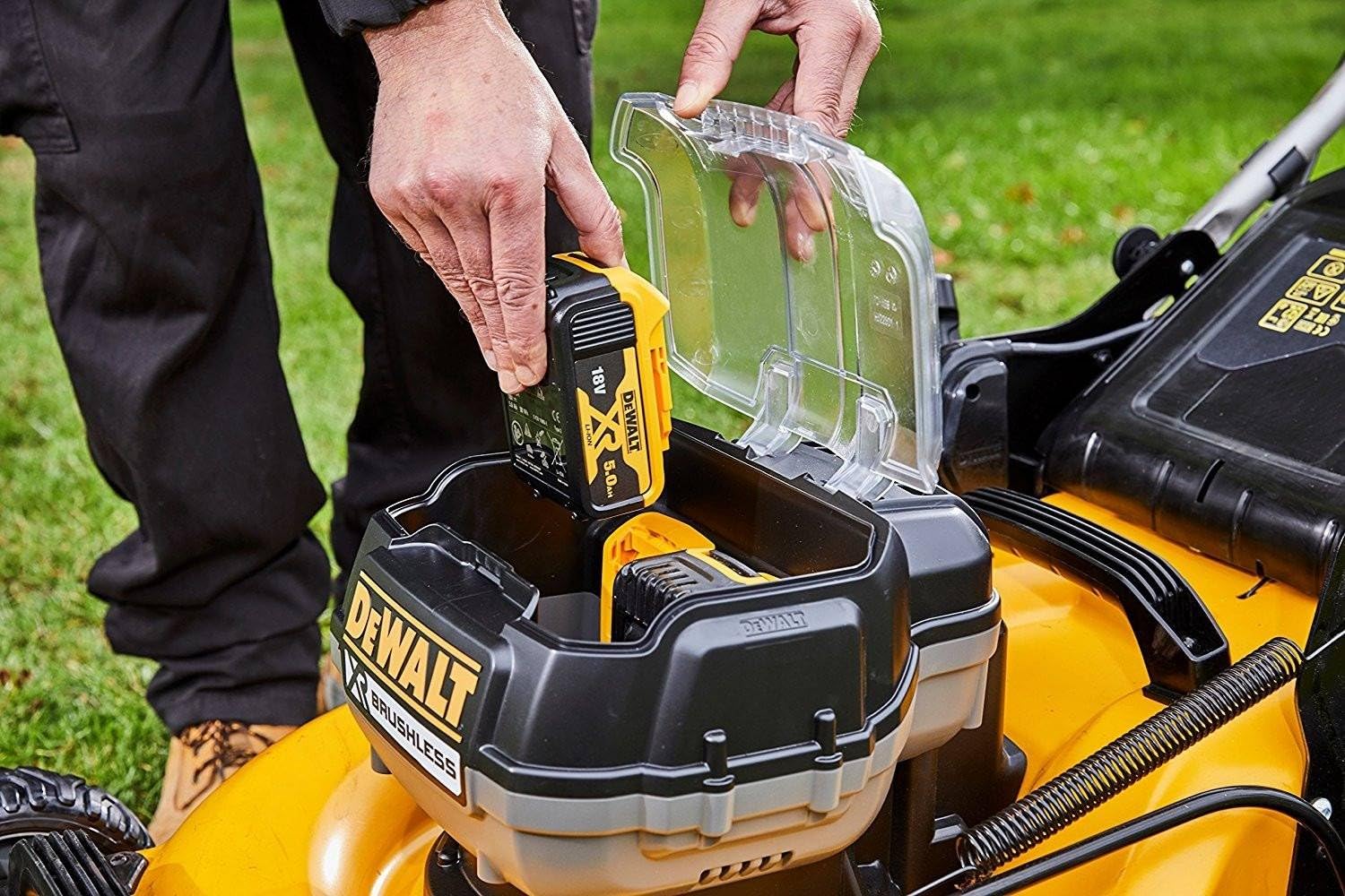 DeWalt Tondeuse XR Brushless 18V 5Ah Li-Ion - DCMW564P2-QW - Tondeuse à Gazon sans Fil avec 2 Batteries, Chargeur et Sac de Ramassage de 55l - Largeur de Coupe 48cm - Tonte jusqu’à 800m2 - 36V Jaune
