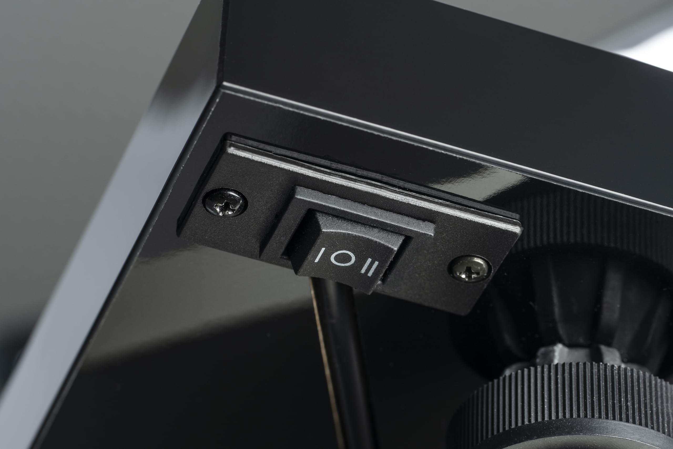 Pro-Ject Debut E Carbon Plattenspieler mit Carbon Tonarm, Ortofon Mikrofon 2M rot, Elektronische Geschwindigkeitsumschaltung, Made in Europe (Walnuss)
