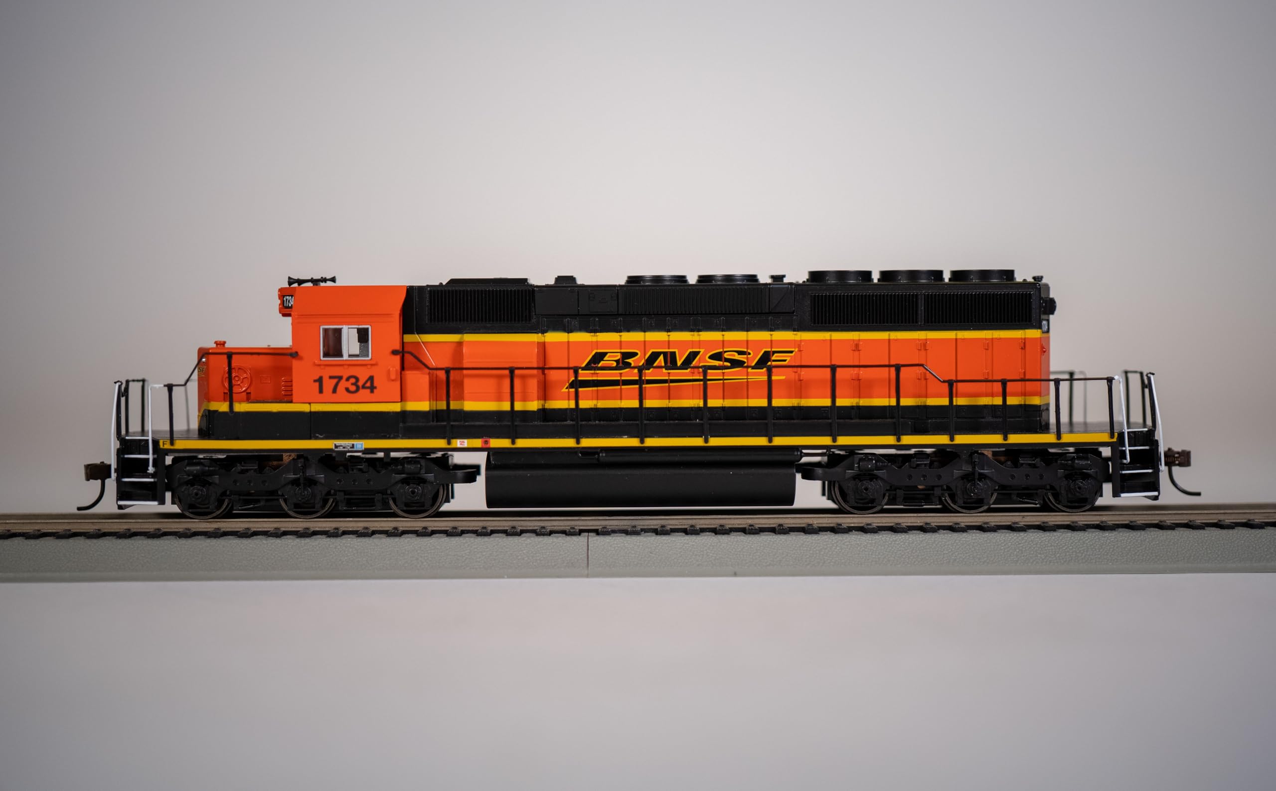 Amazon.com: EMD SD40-2 DCC Equipped Diesel Locomotive BNSF
