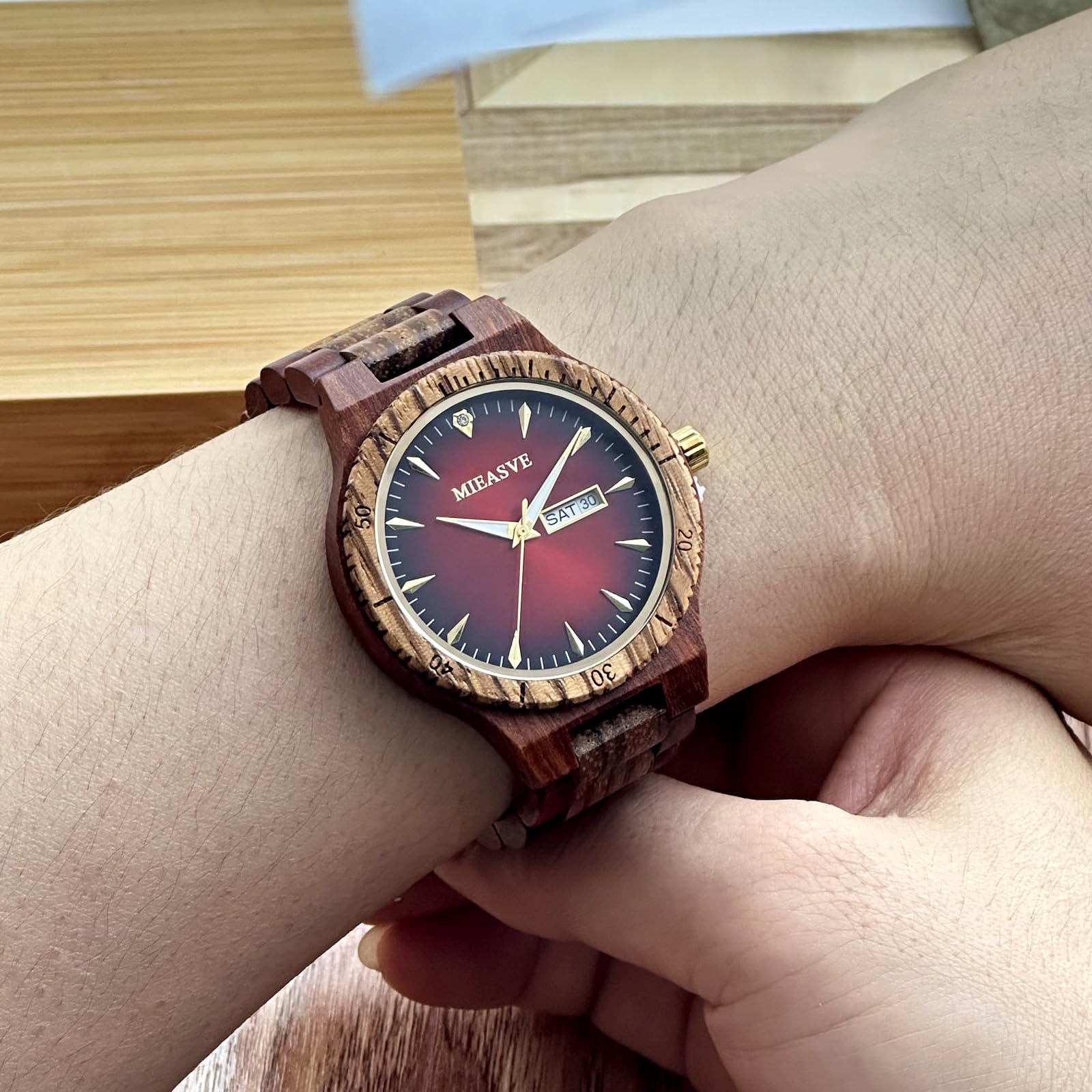 Relojes de madera hechos a mano para hombre, esfera roja, ligero, analógico, de cuarzo, correa ajustable