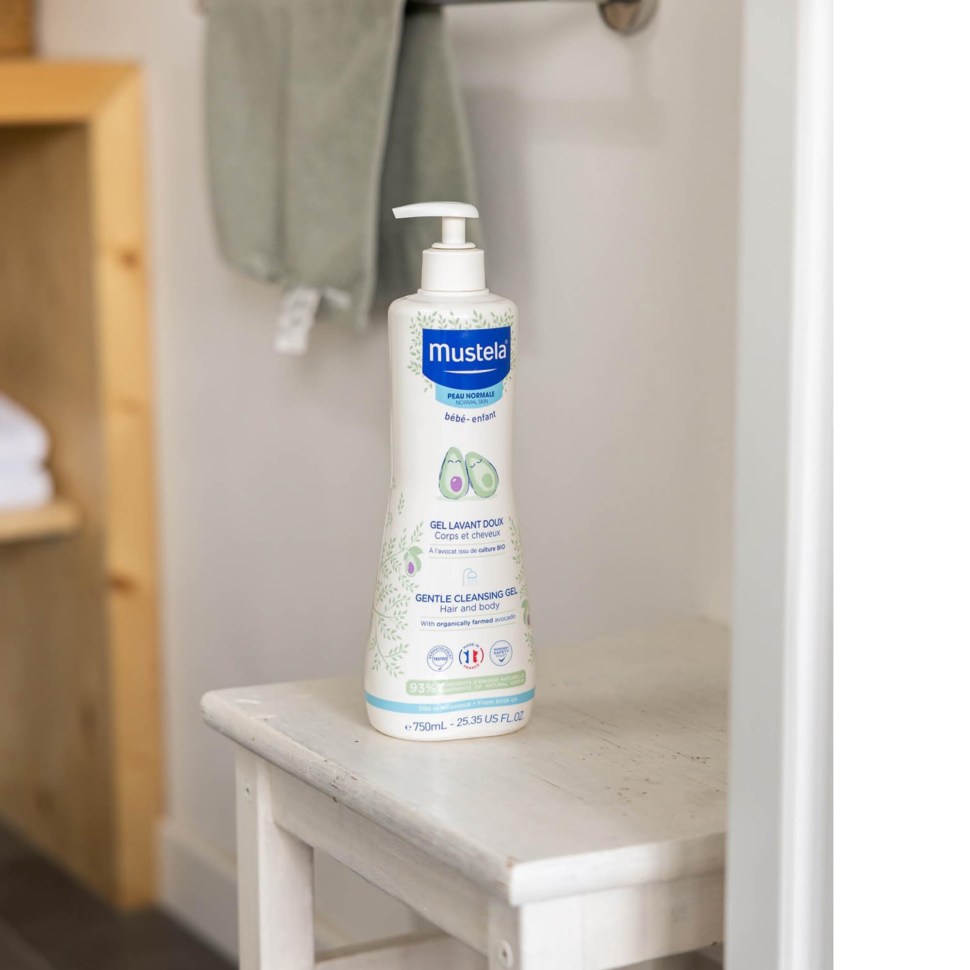 Mustela Detergente Delicato, Corpo e Capelli, per Neonati, Bambini, Adatto a tutta la Famiglia - Deterge Delicatamente e Non Brucia agli Occhi, 93% Ingredienti di Origine Naturale (750ml)