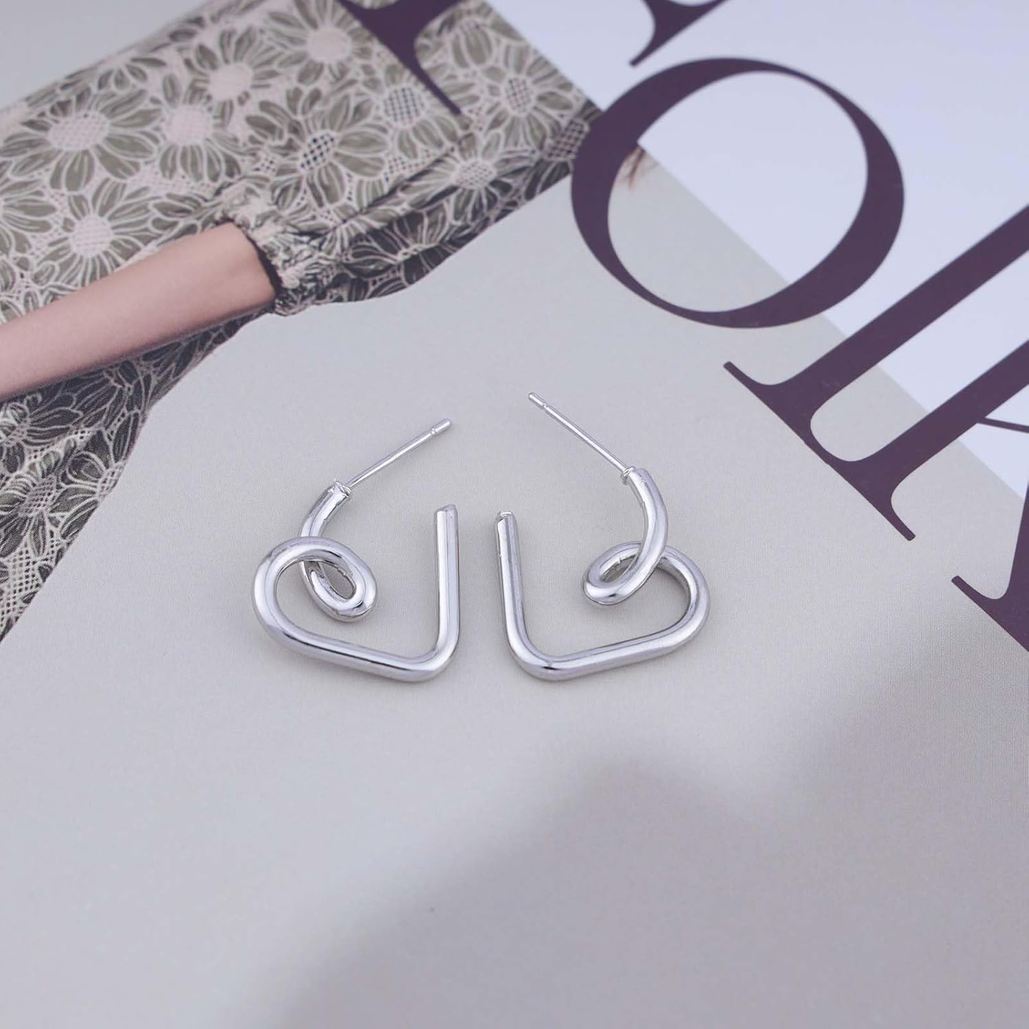 Bohemian Hollow Heart Stud Earrings Minimalist Heart Hoop Earrings Gold Heart Shape Earrings Tiny Hollow Heart Earrings Jewelry for Women Gifts - Image 4