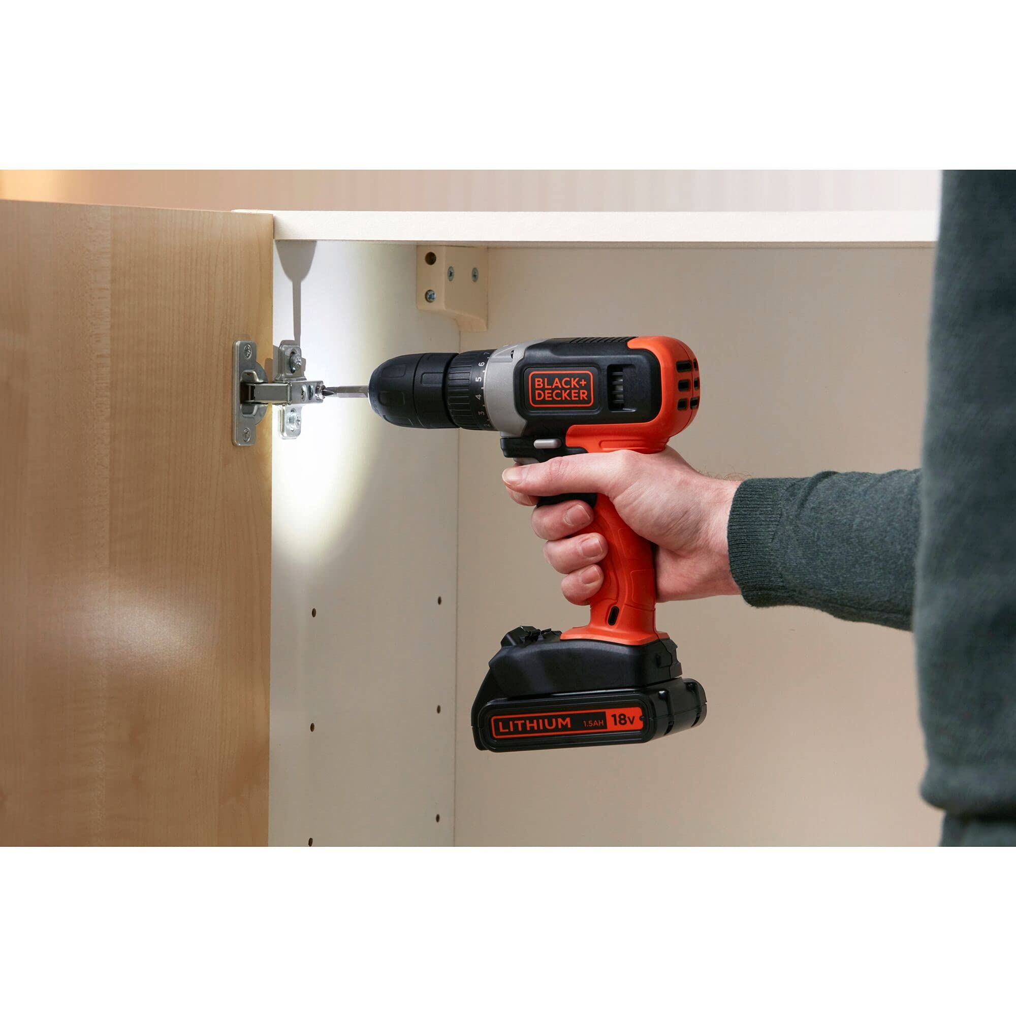 BLACK+DECKER BCD001C1-QW Trapano Avvitatore a batteria 18 V, 1 batteria 18V - 1.5Ah & A7188-XJ Set per Forare (20 Punte Miste e 30 Accessori per Avvitare), 50 Pezzi, Set di 50